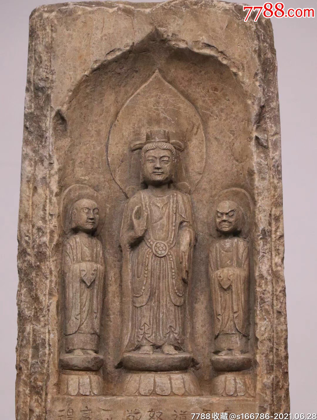 唐韵·四面佛龛材质:青石此佛龛四面均雕刻一佛二弟子,相对面造