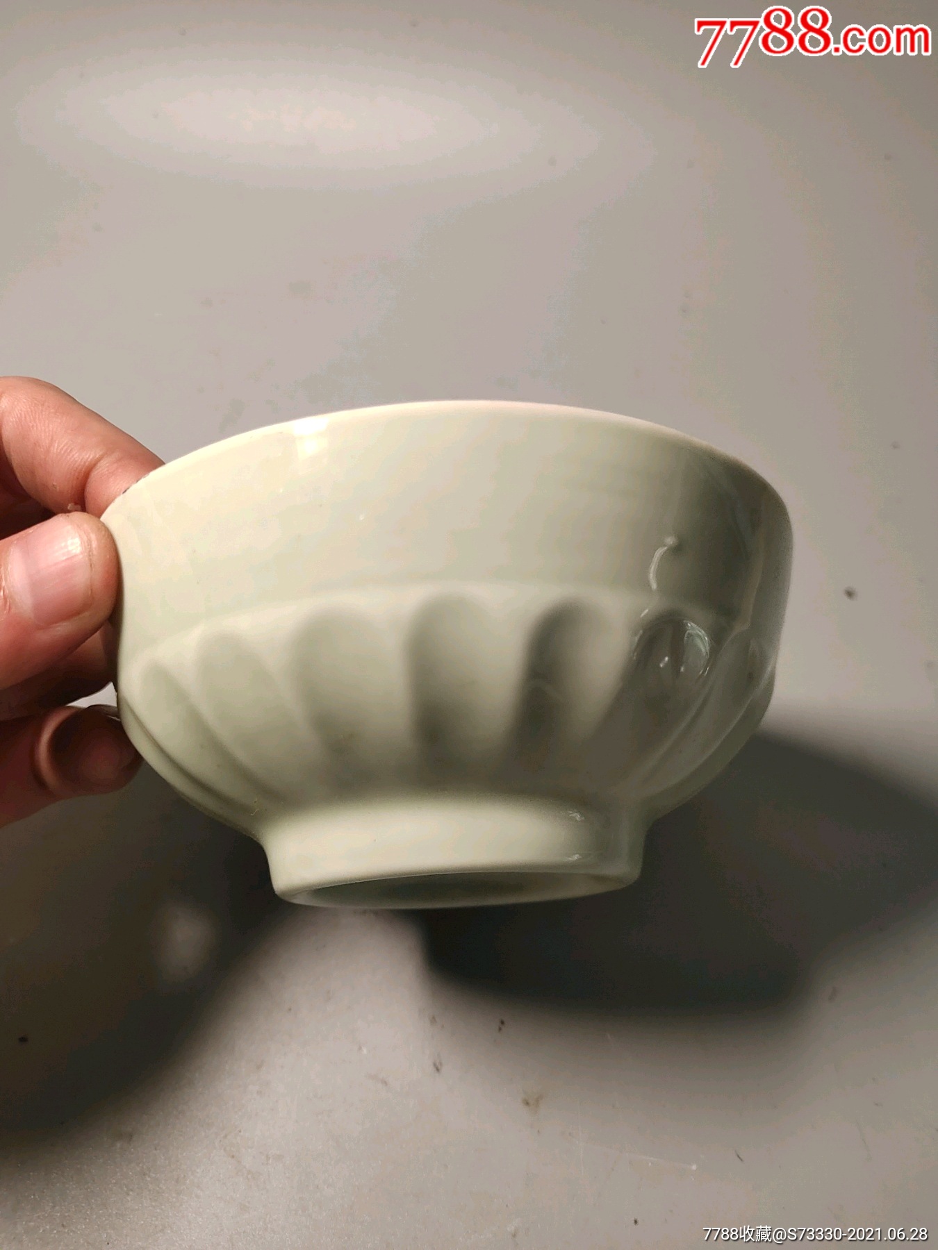 民国时期,日本青釉莲花碗一只,开线