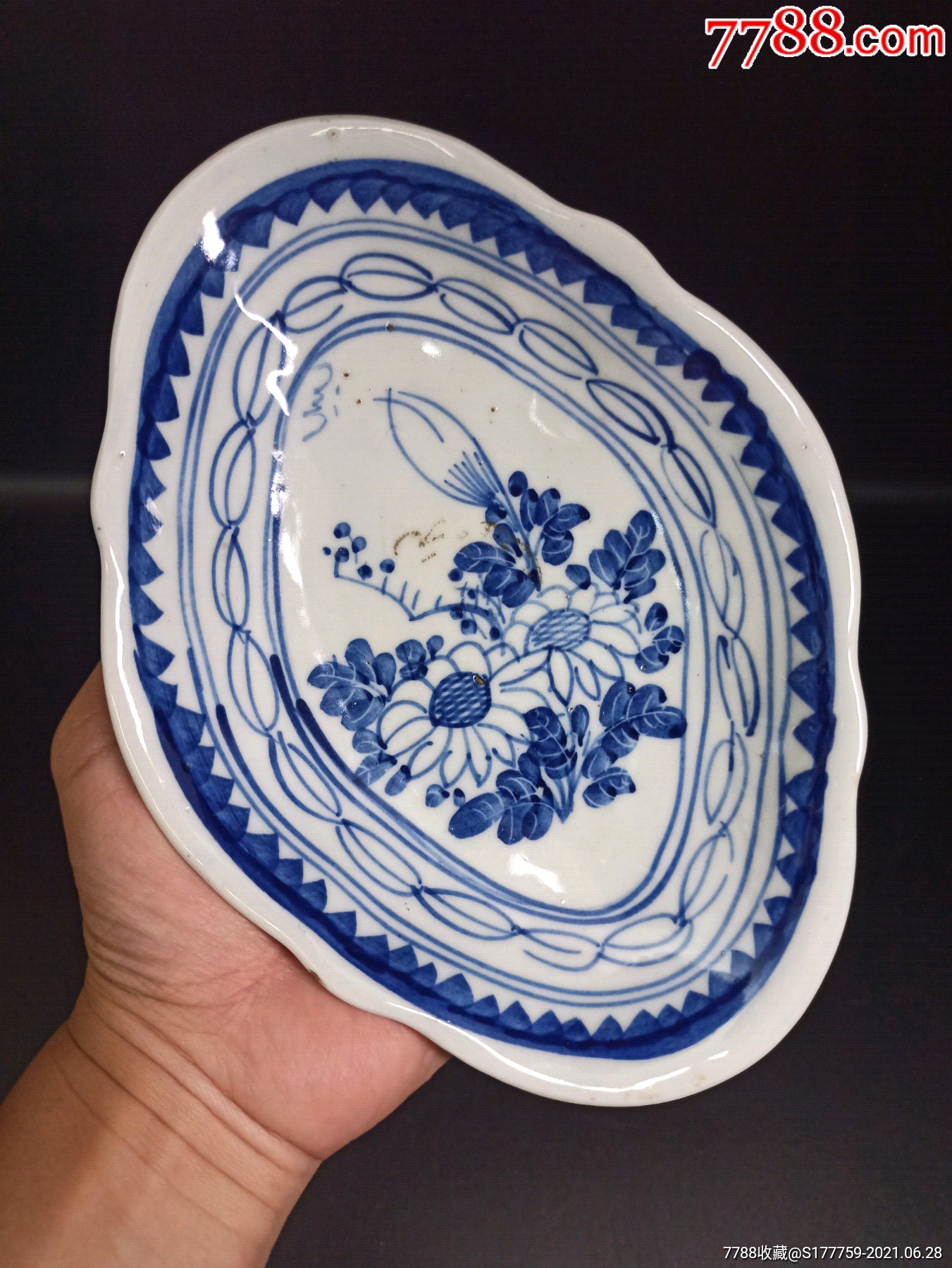 清青花花卉纹海棠大盘直径19.5cm,宽14.2cm,高3.8cm.胎质洁白