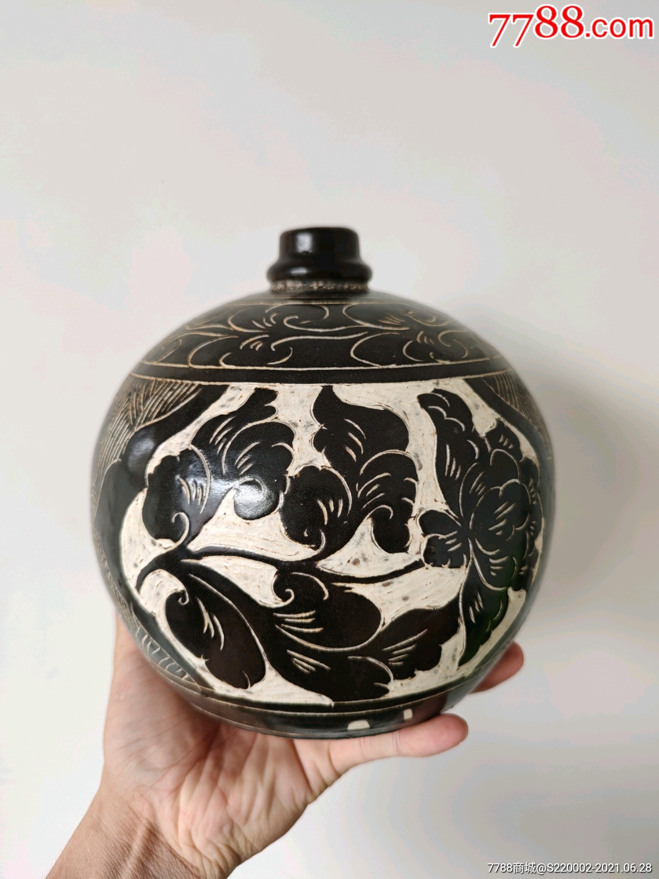 元代磁州窑黑釉剔花嘟噜瓶