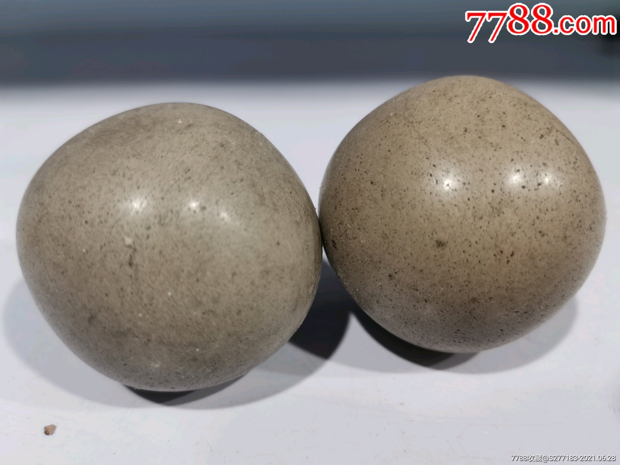 清代大尺寸石头球一对,石质不明,包浆深厚润亮,品相完好,保老