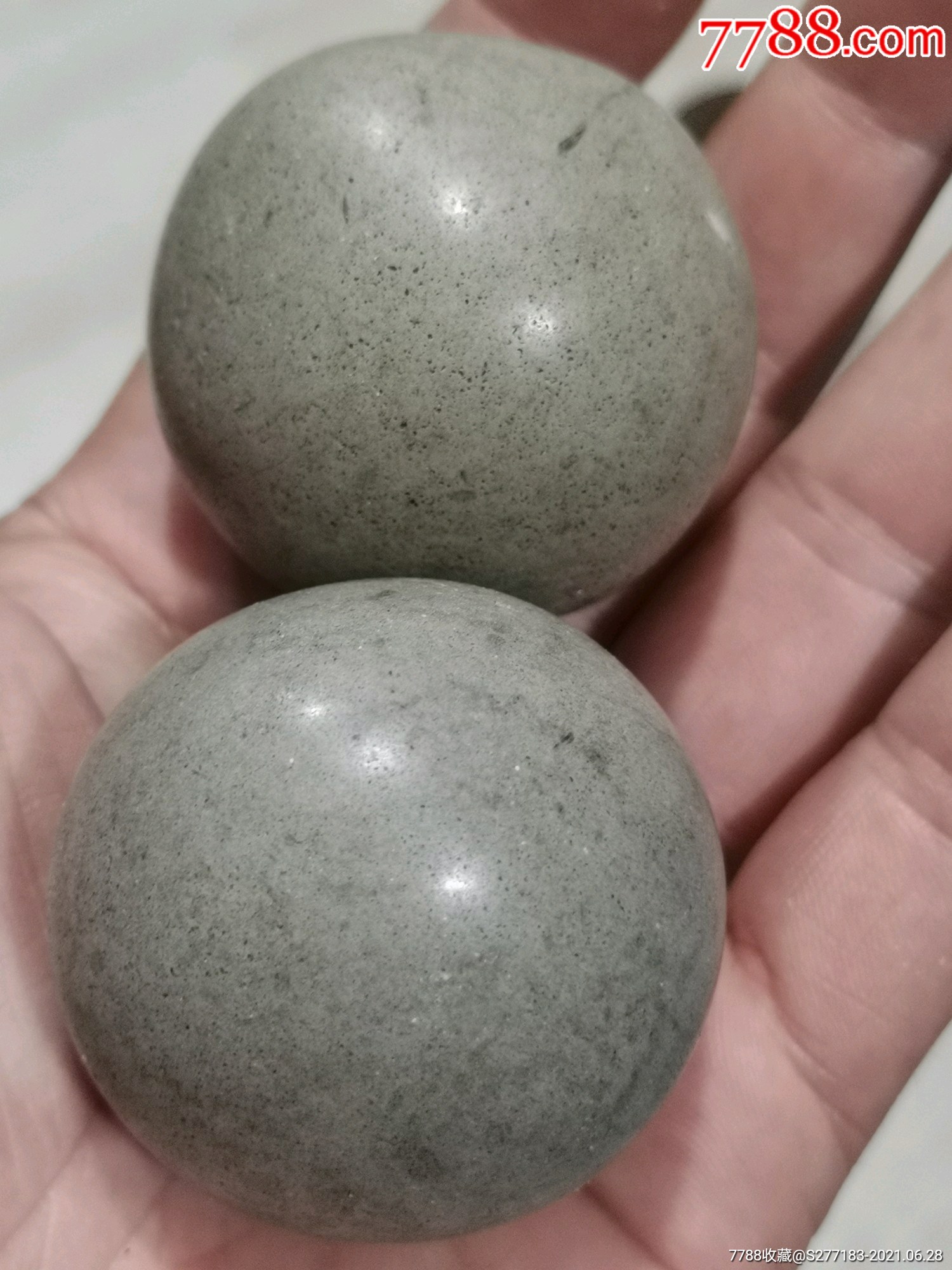 清代大尺寸石头球一对,石质不明,包浆深厚润亮,品相完好,保老