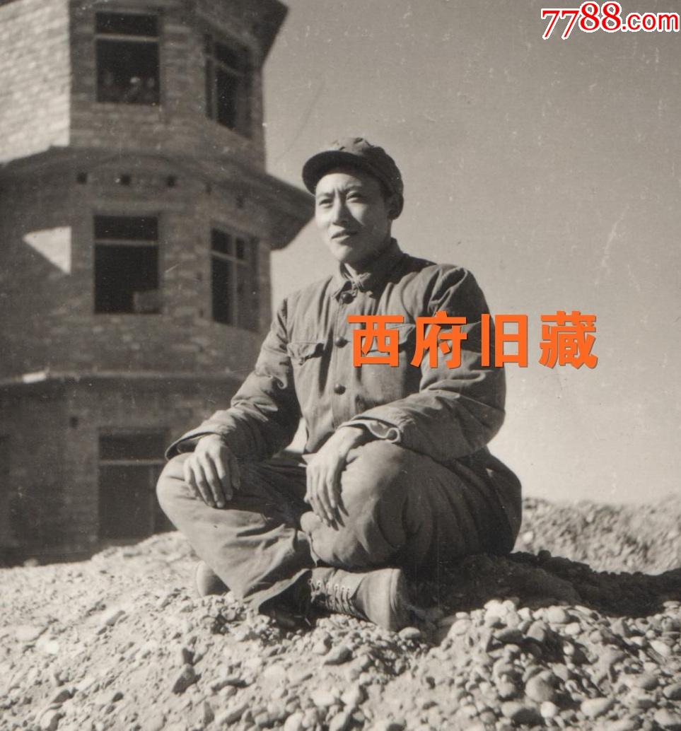 六七十年代,盘腿而坐,像碉堡一样的军人老照片_老照片【西府旧藏】_第