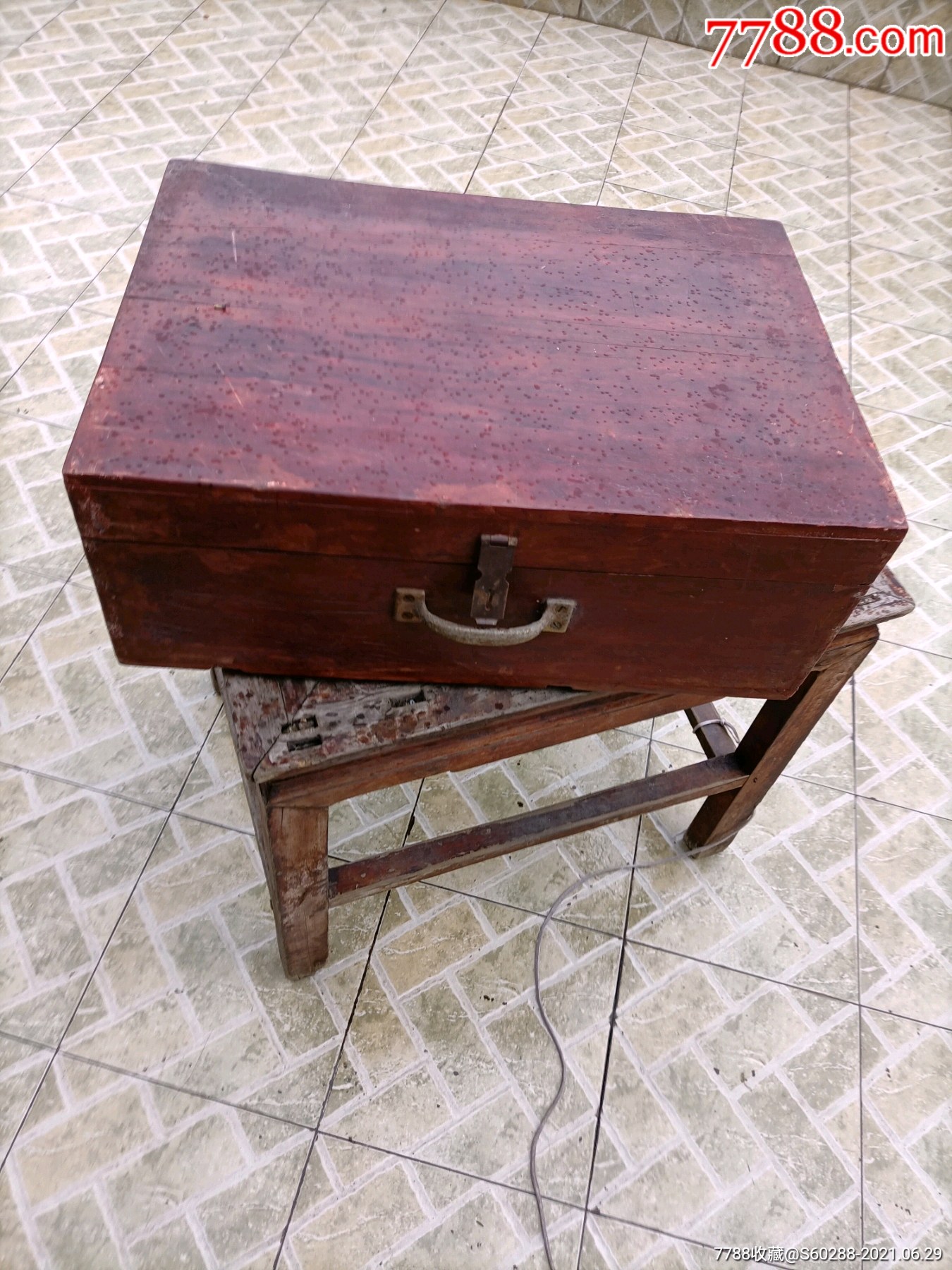 一口约七八十年代的手工做的木头老箱子行李箱嫁妆箱子(松木)扎实