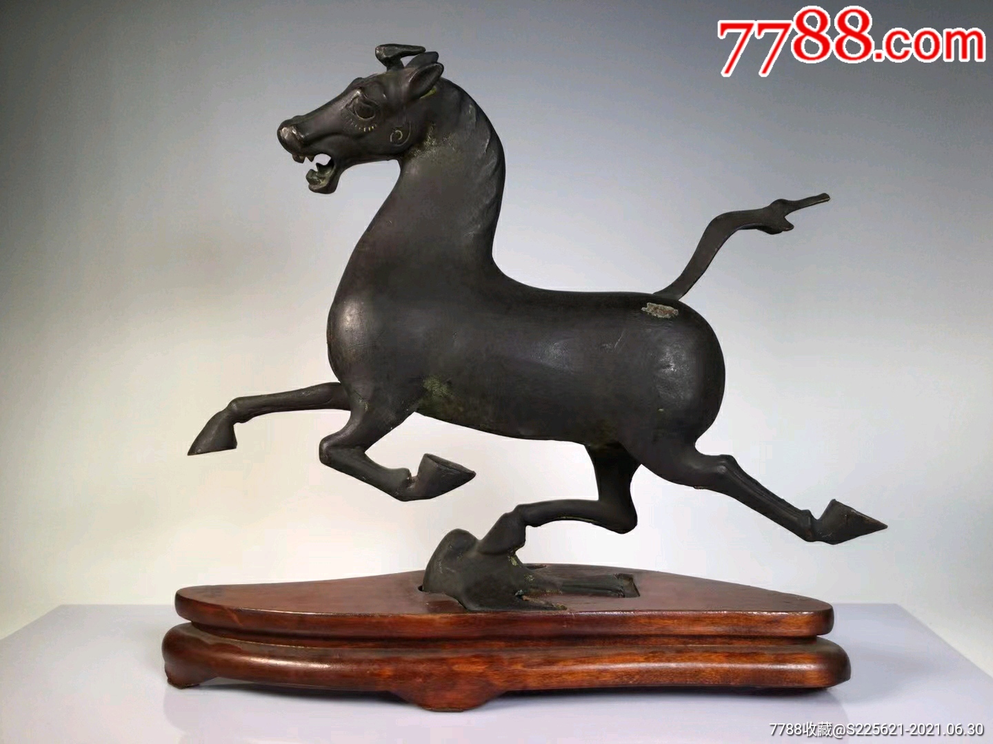 创汇时期铜制作马踏飞燕摆件