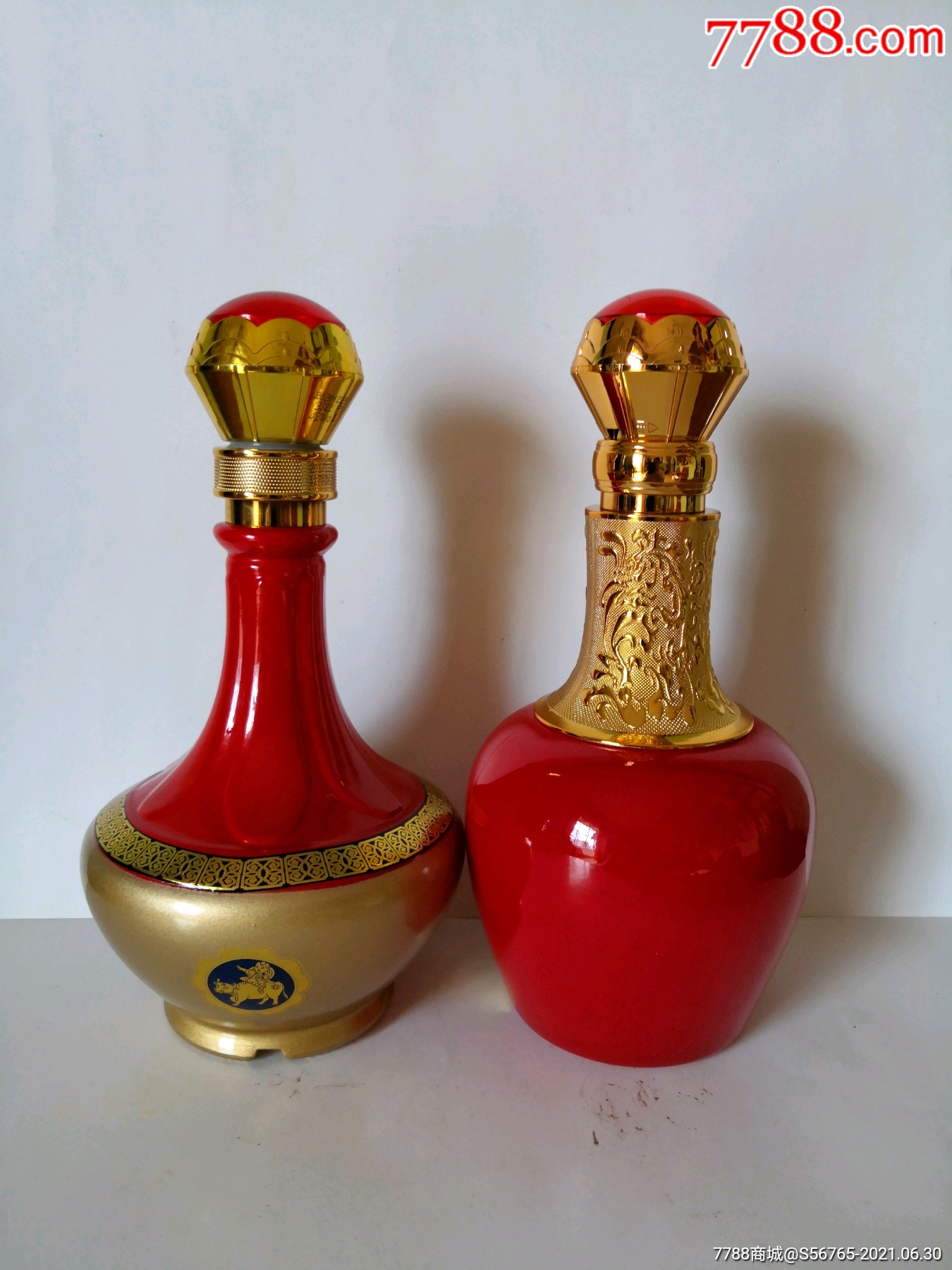 一对漂亮的名酒瓶