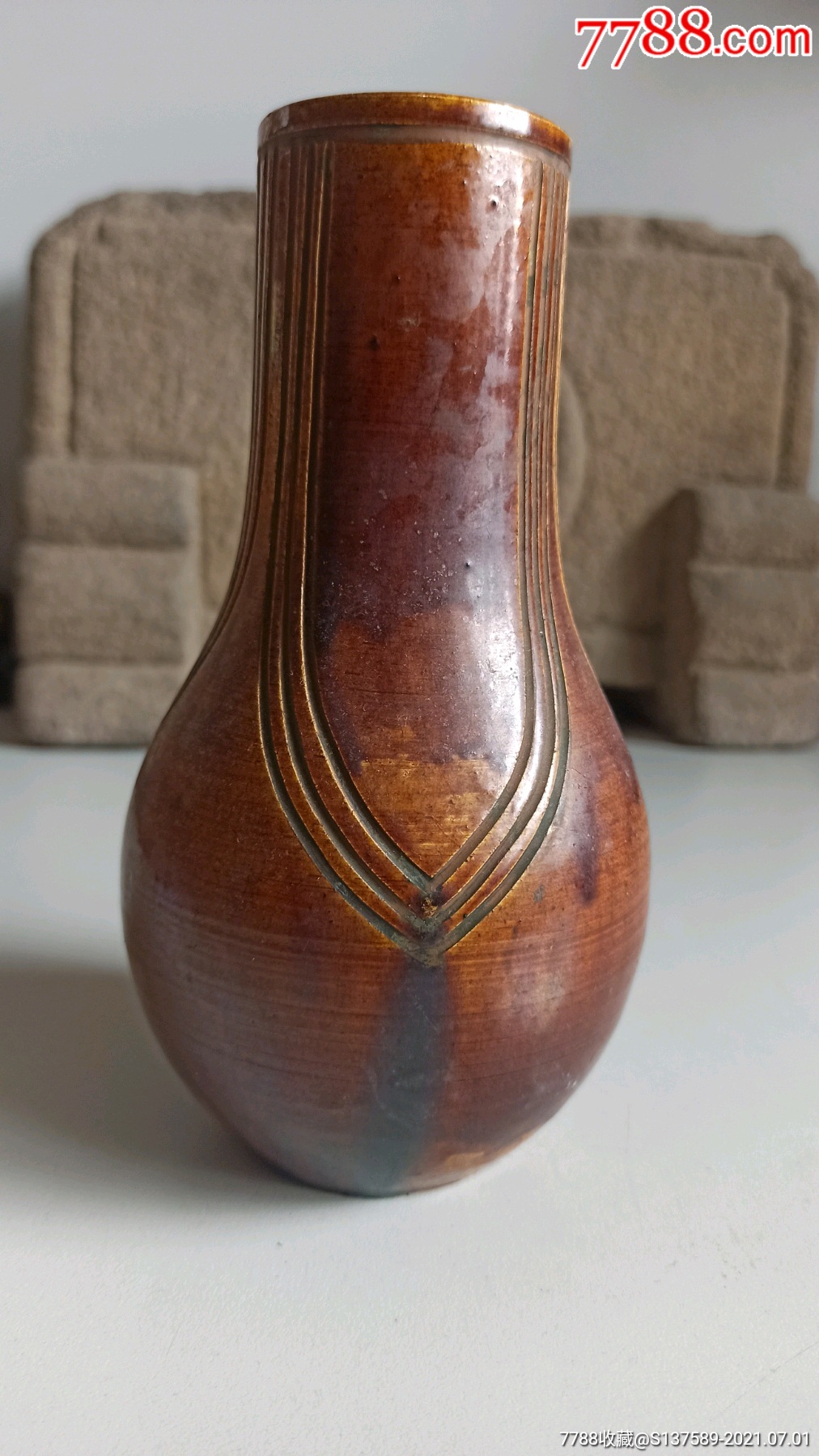 紫金釉长颈瓶