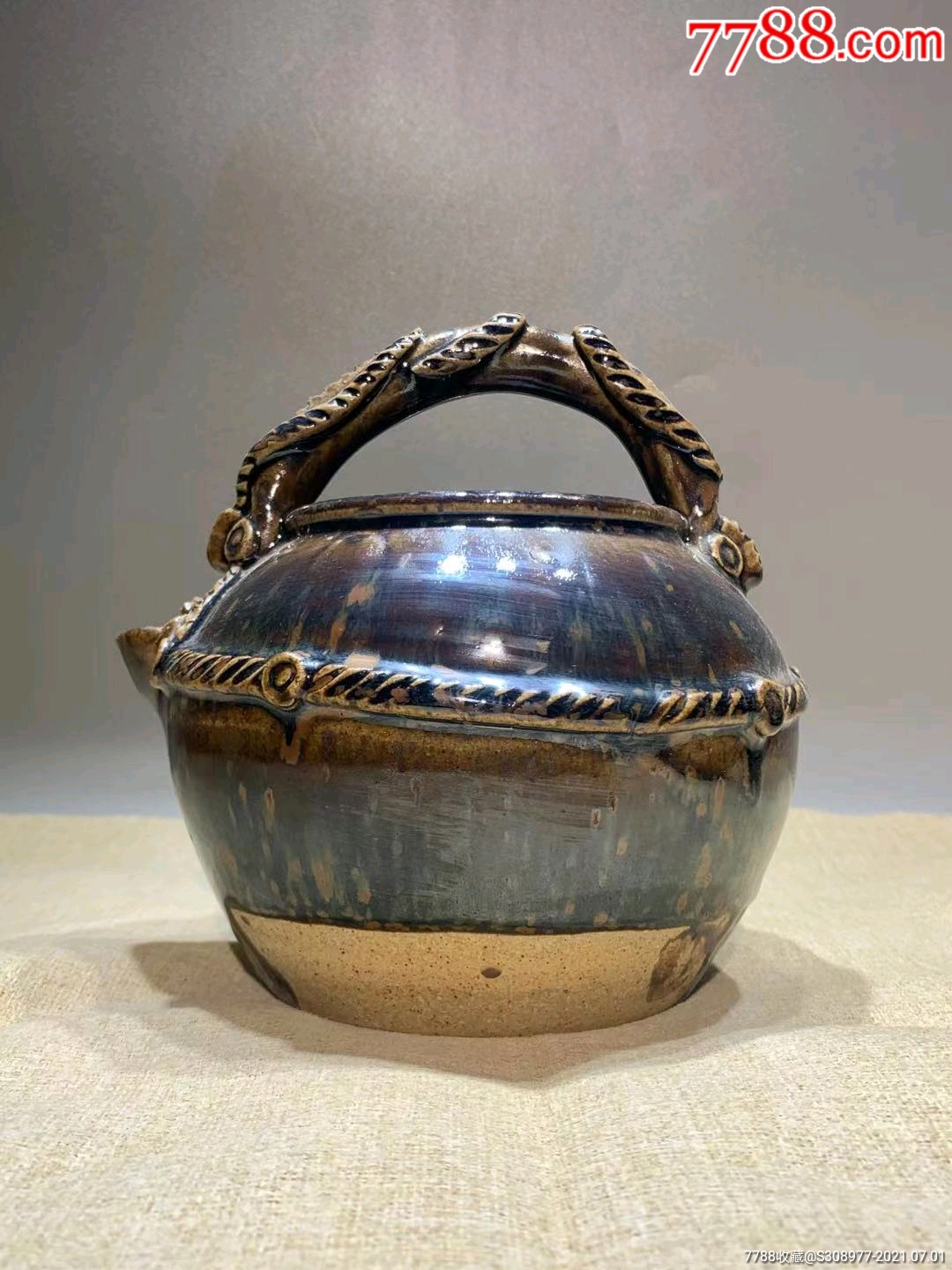 辽代铁锈斑茶壶