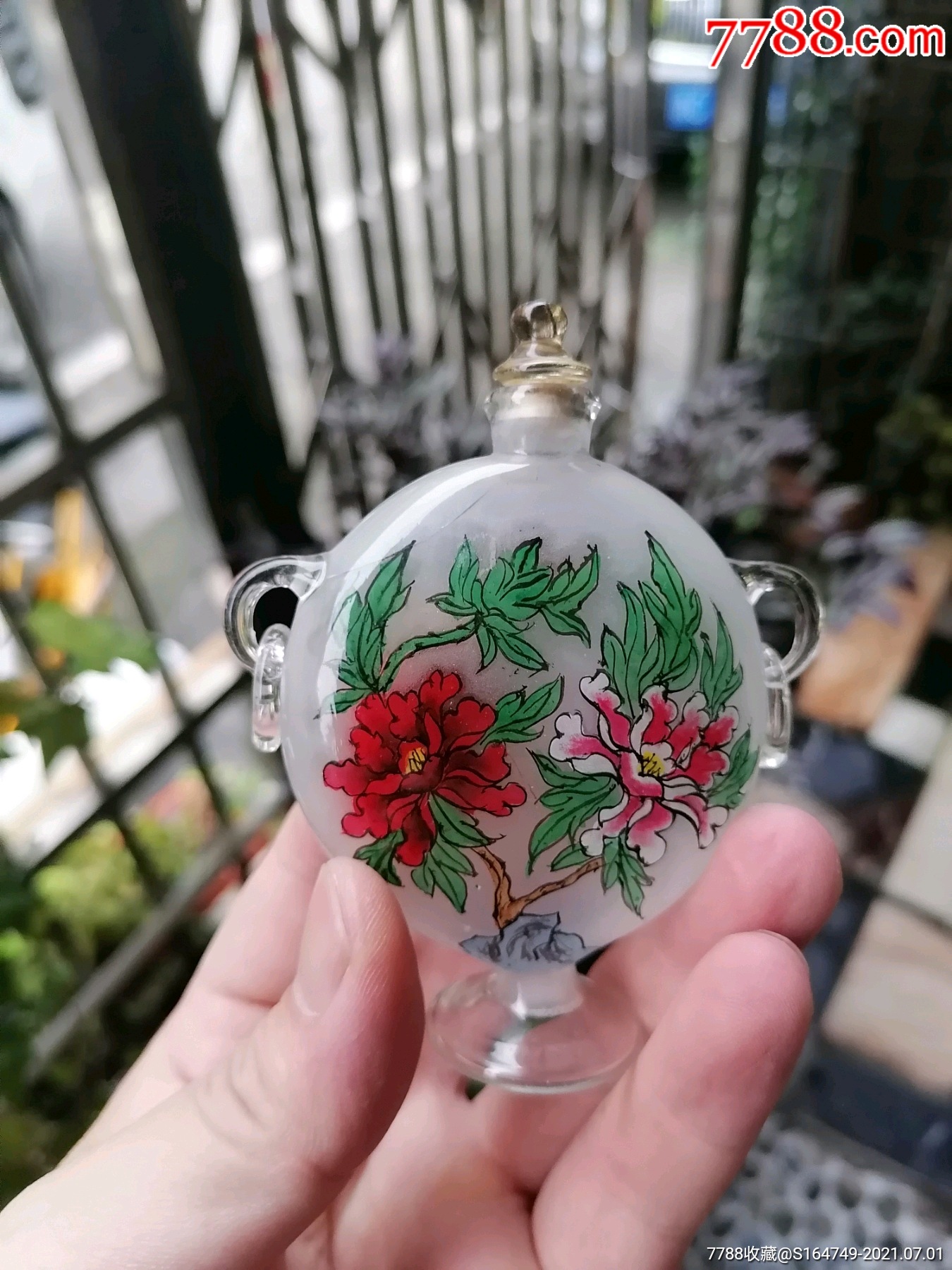 早期手绘牡丹鼻烟壶