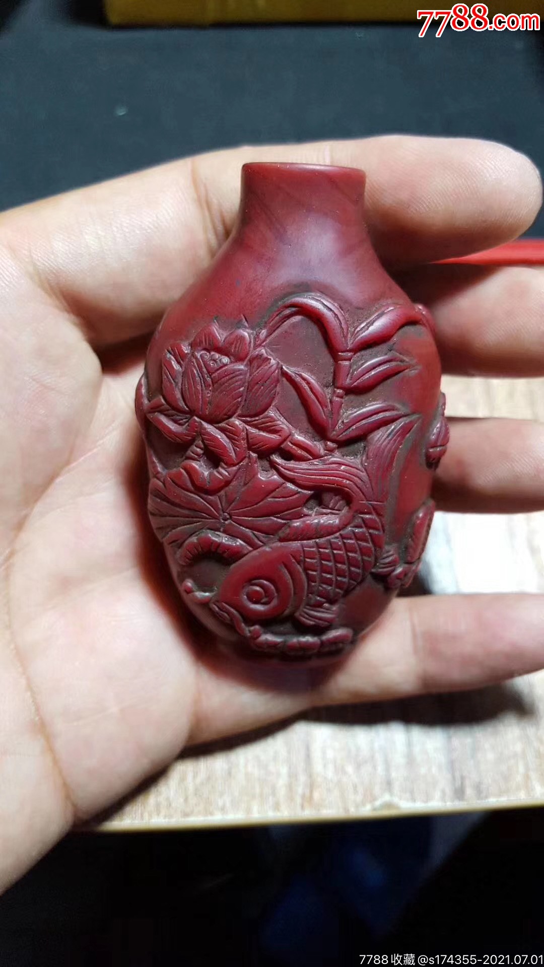 清代红料器的鱼纹鼻烟壶