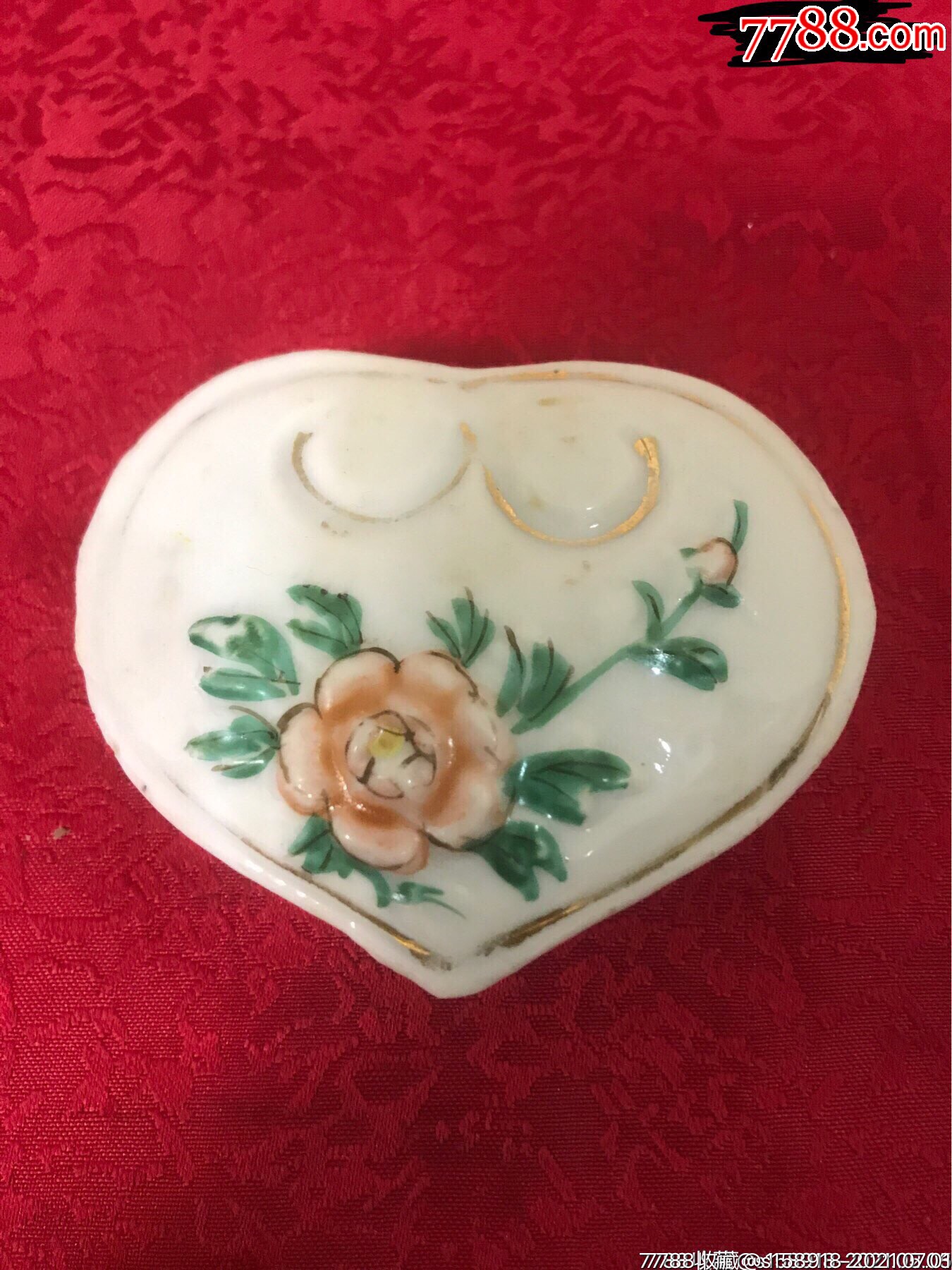 少见民国塑瓷花卉描金心型全品粉盒