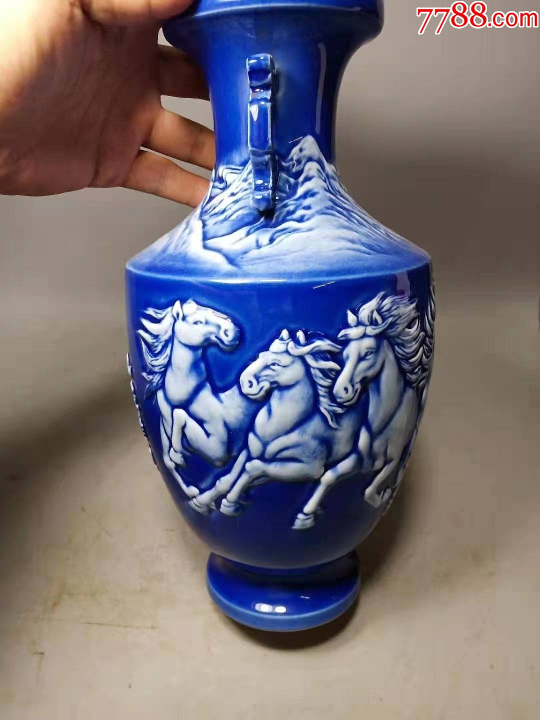 清乾隆霁蓝釉手工浮雕八骏雄风双耳瓶一对_蓝釉瓷_第7张_7788瓷器
