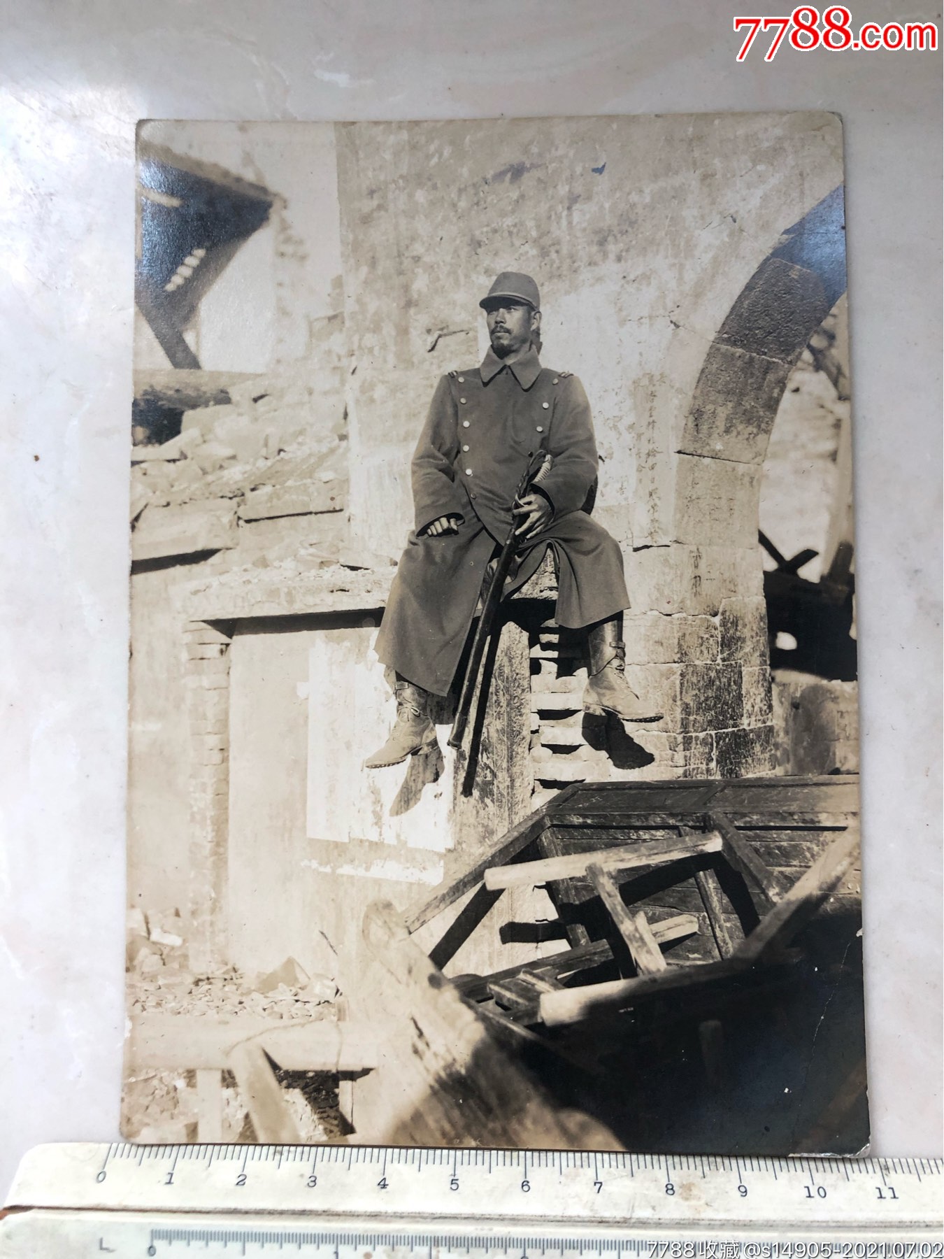 民国抗战时期城门口的日本鬼子军官老照片