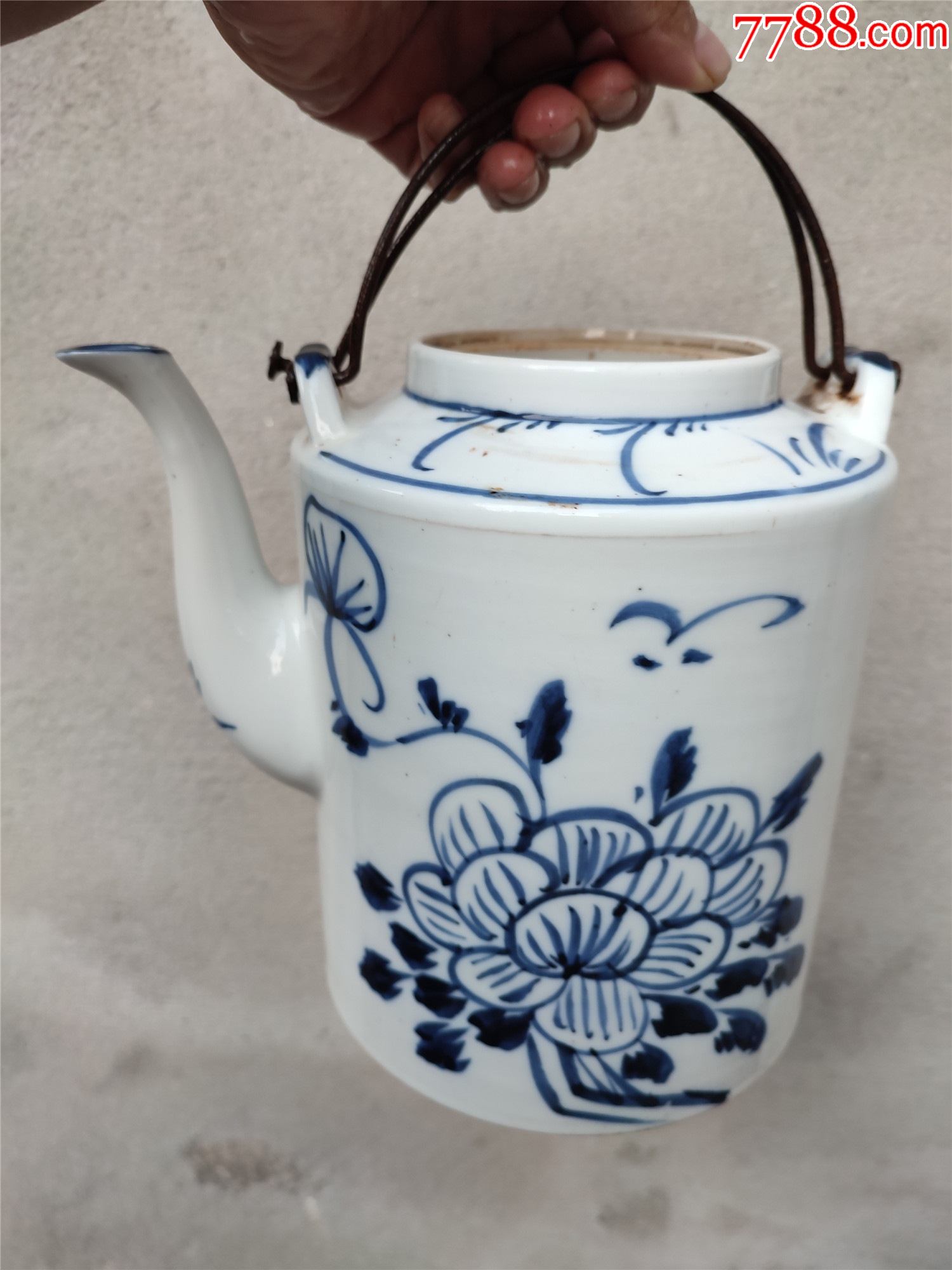 五六十年代的青花瓷器壶高18厘米全品缺盖子品相如图所示