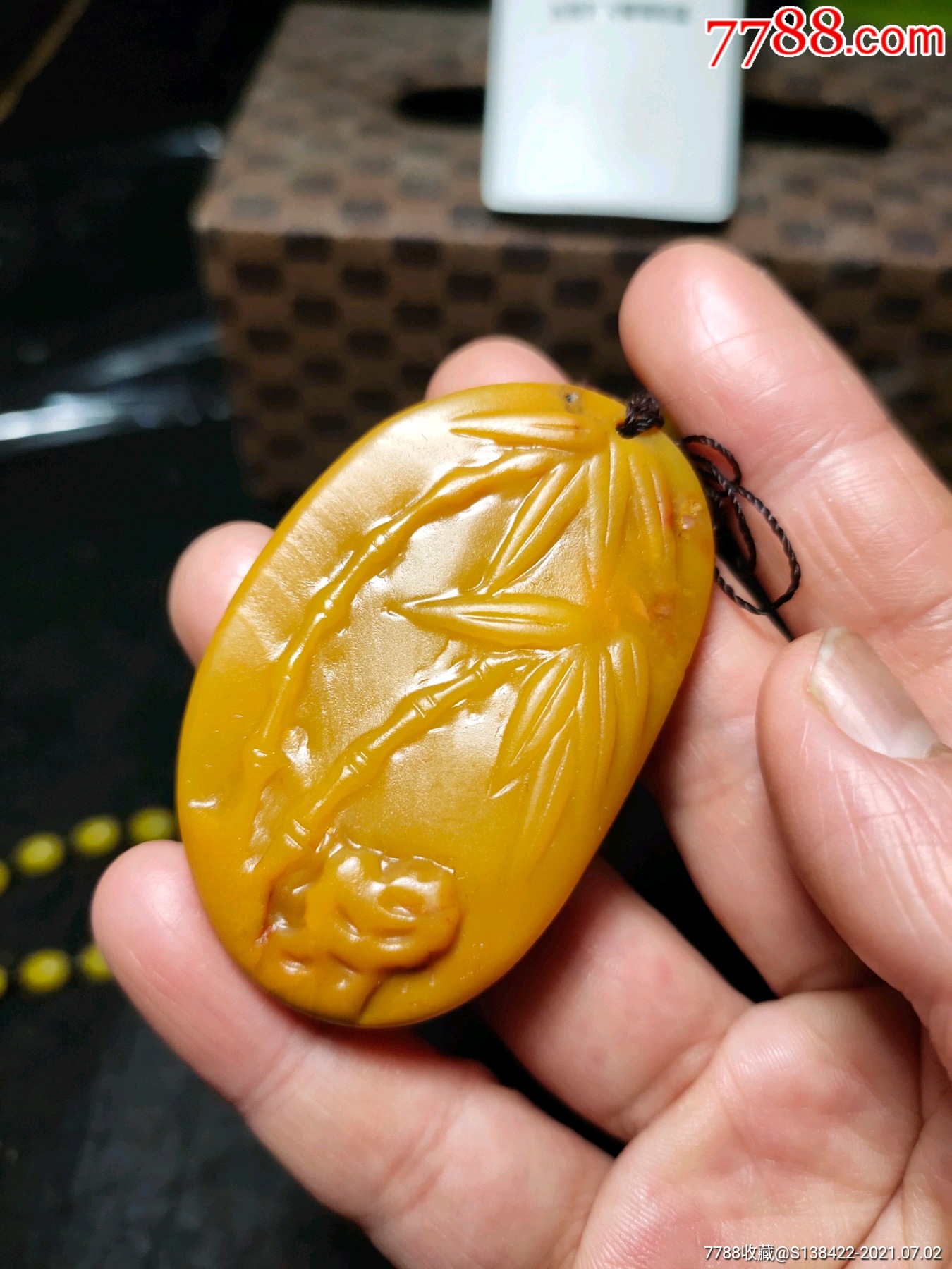 黄蜡石籽料原石带皮雕刻挂牌