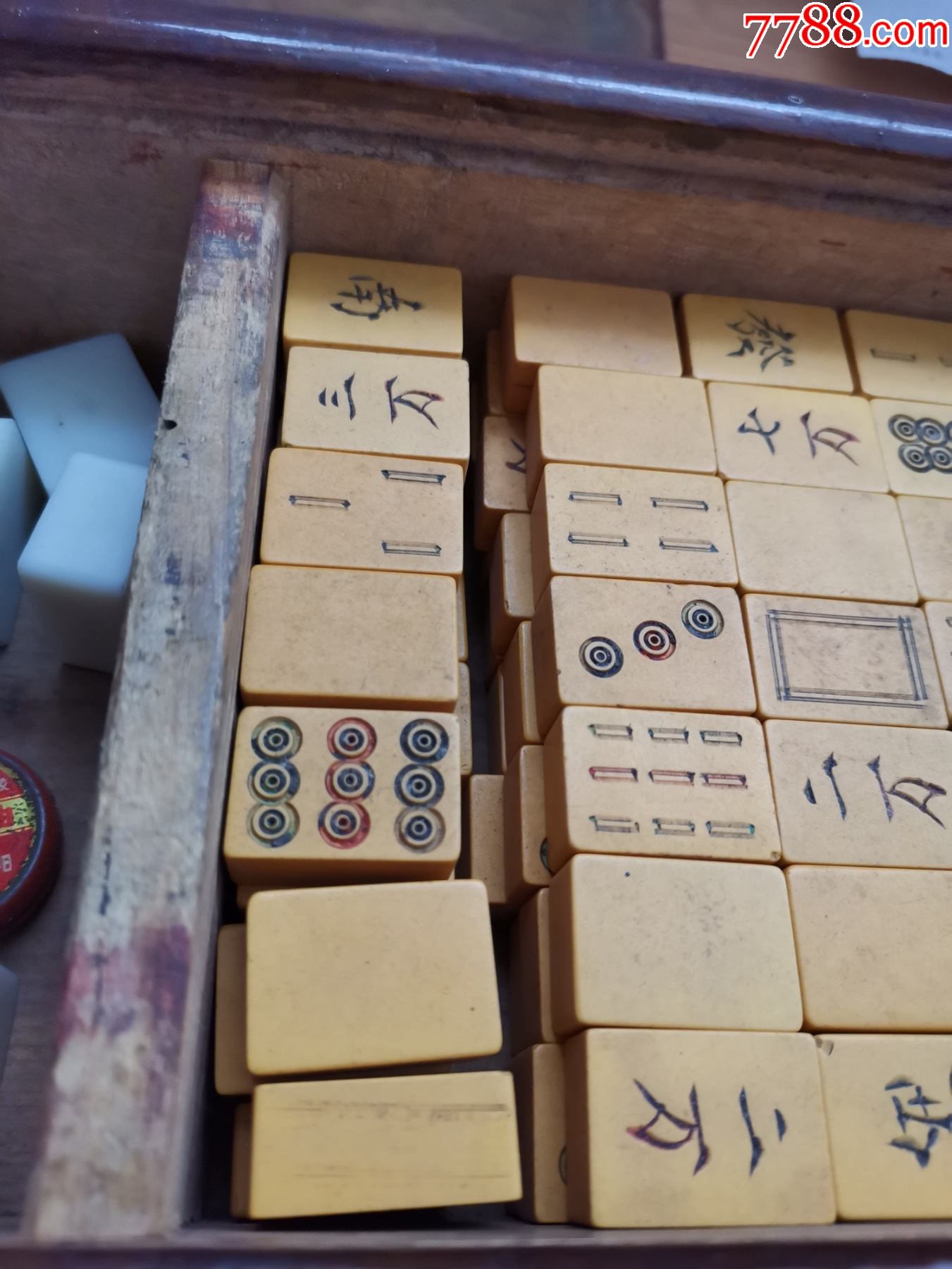收藏50多年的一副老麻将牌带盒材质不明出品时间不详