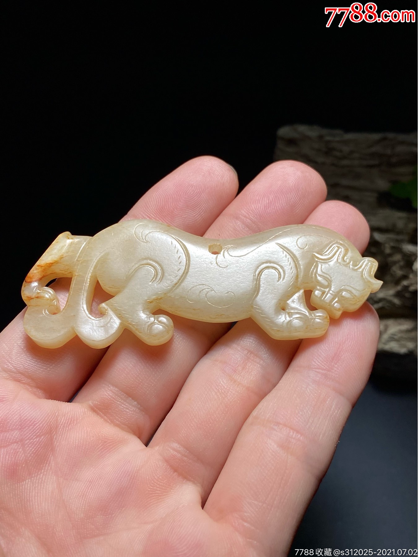 明和田玉籽料脂白玉虎形珮挂件