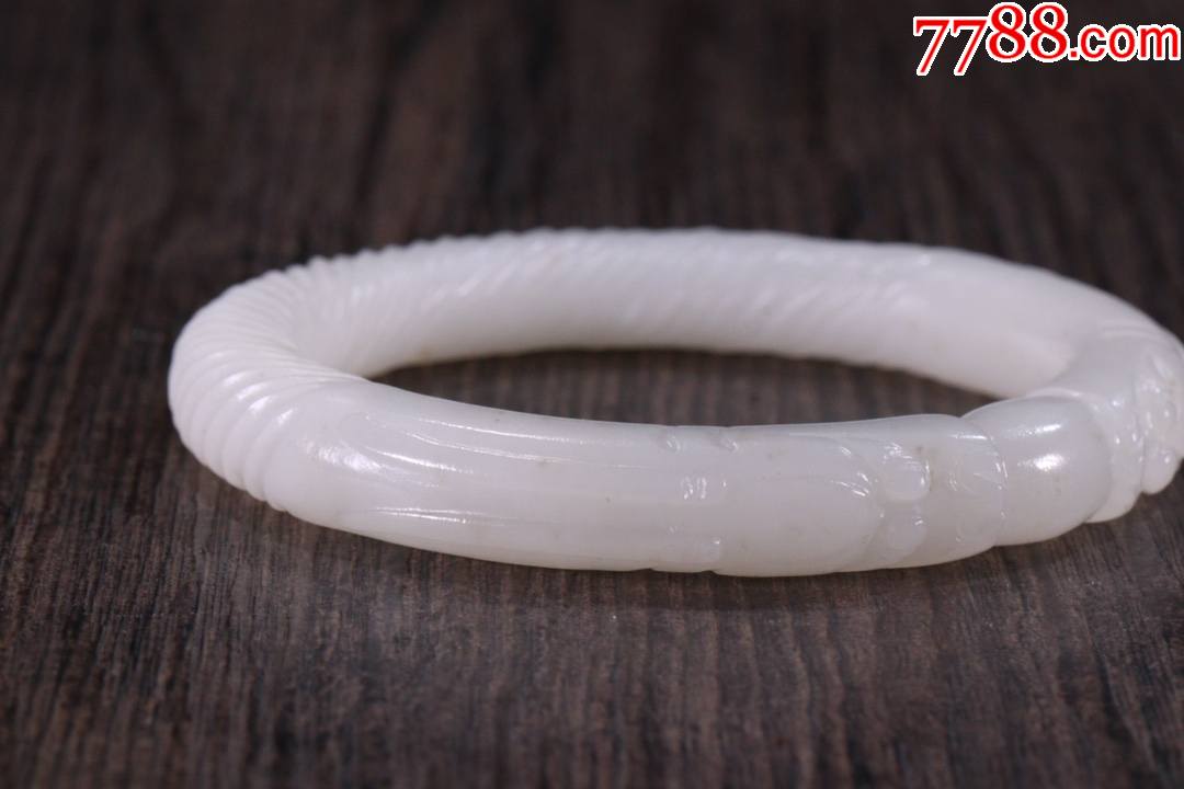 和田玉籽料螭龙戏珠手镯一只