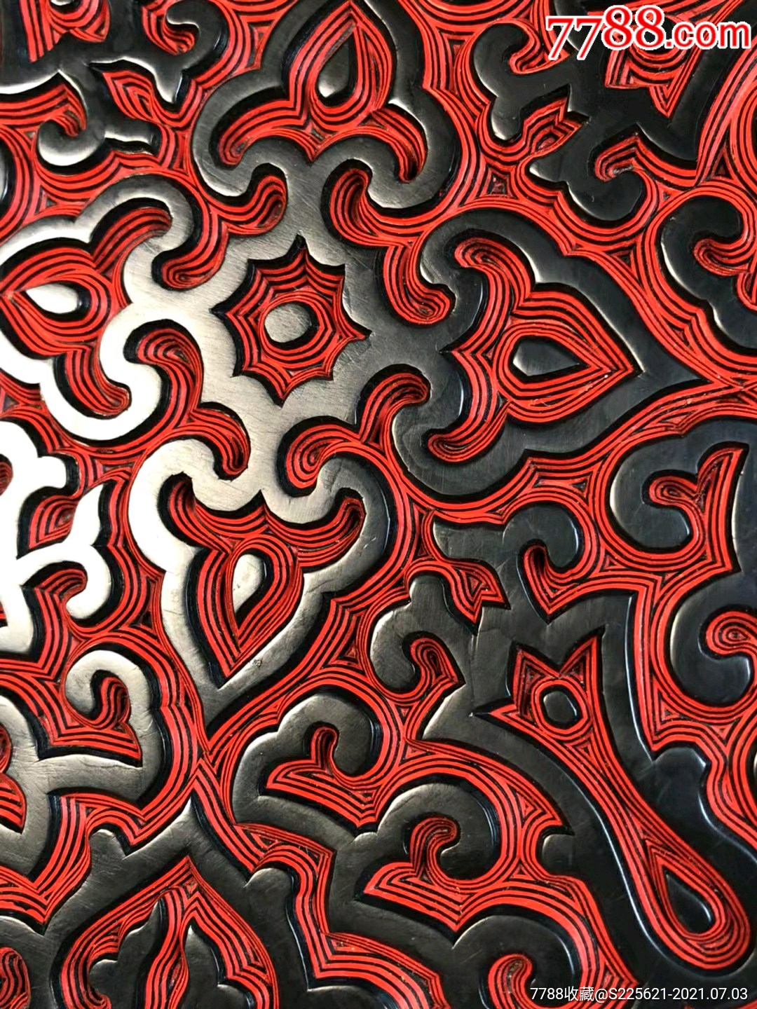 创汇时期双色剔犀如意头卷草纹圆盖盒