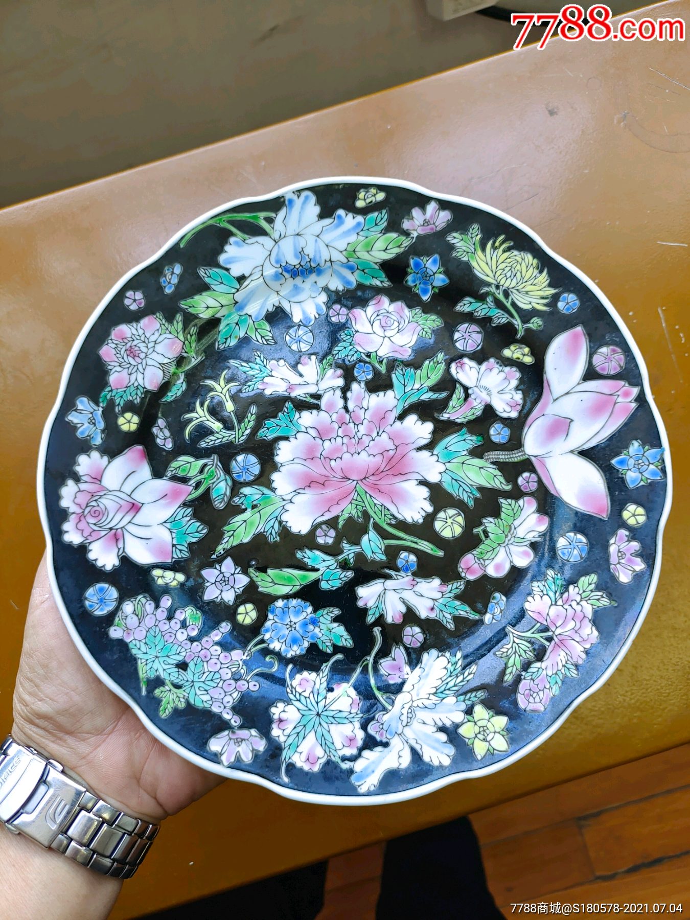 八十年代初期直径226厘米黑底万花百花不落地粉彩盘一个全品无磕碰裂