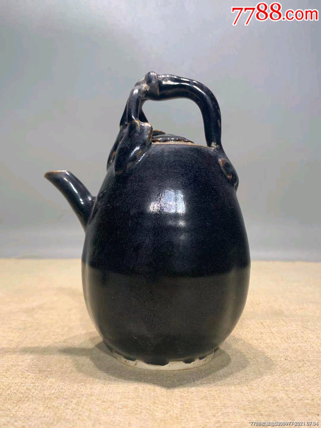 宋代黑定提梁壶