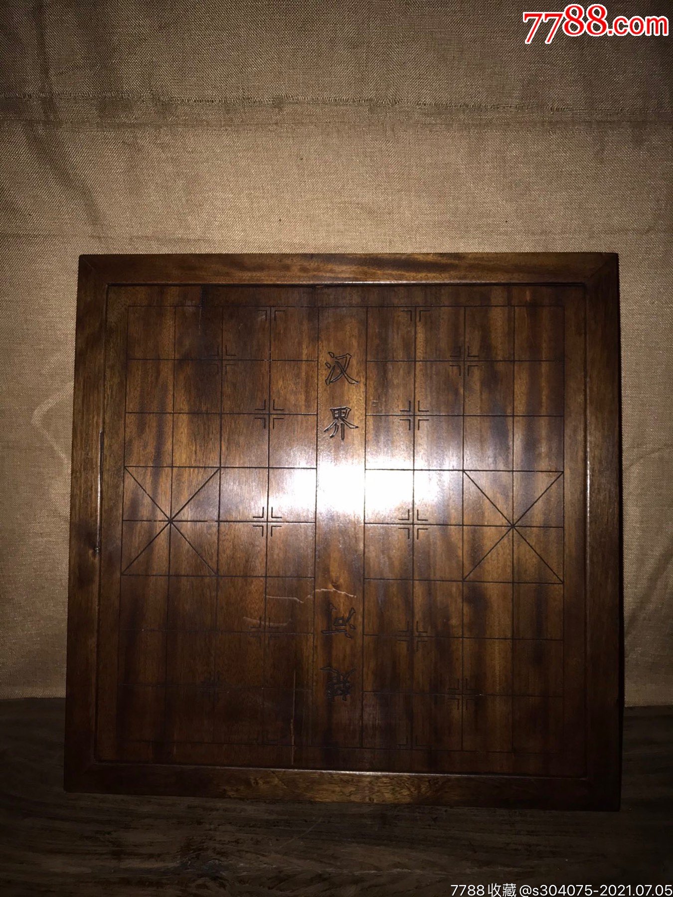 首页 零售 木雕摆件 >> 花梨木象棋盘滚动鼠标滚轴