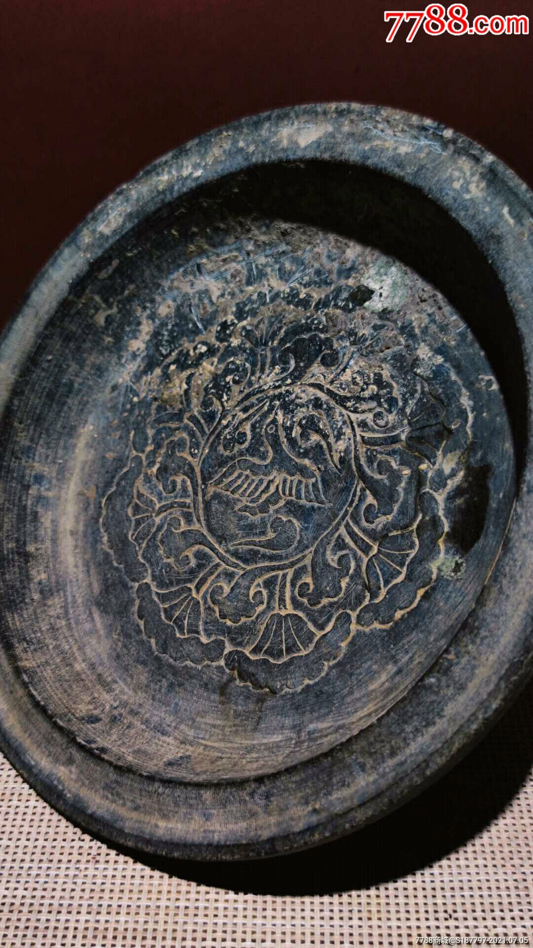 唐代荷花鹪莺纹三足盘
