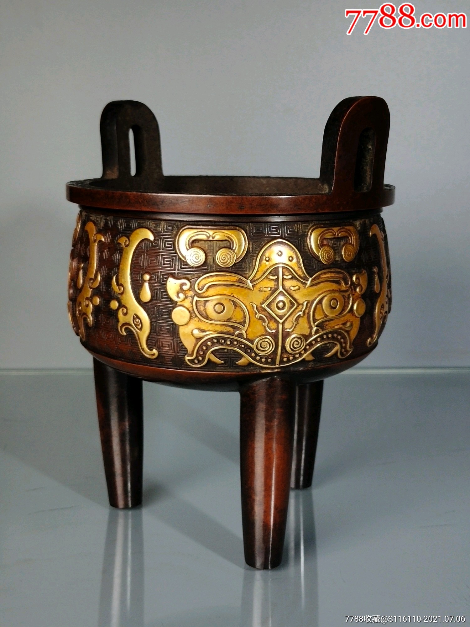 紫铜鎏金高浮雕古兽纹三足高腿双耳香炉摆件