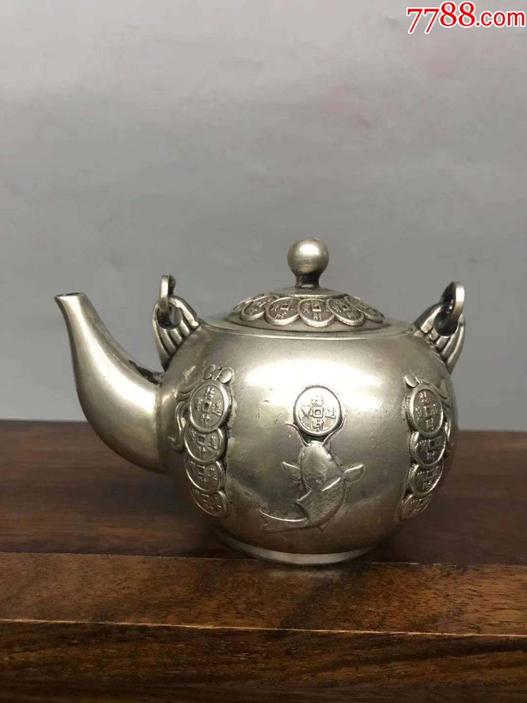 清乾隆年制款老白铜浮雕铜钱招财进宝年年有余提梁茶壶