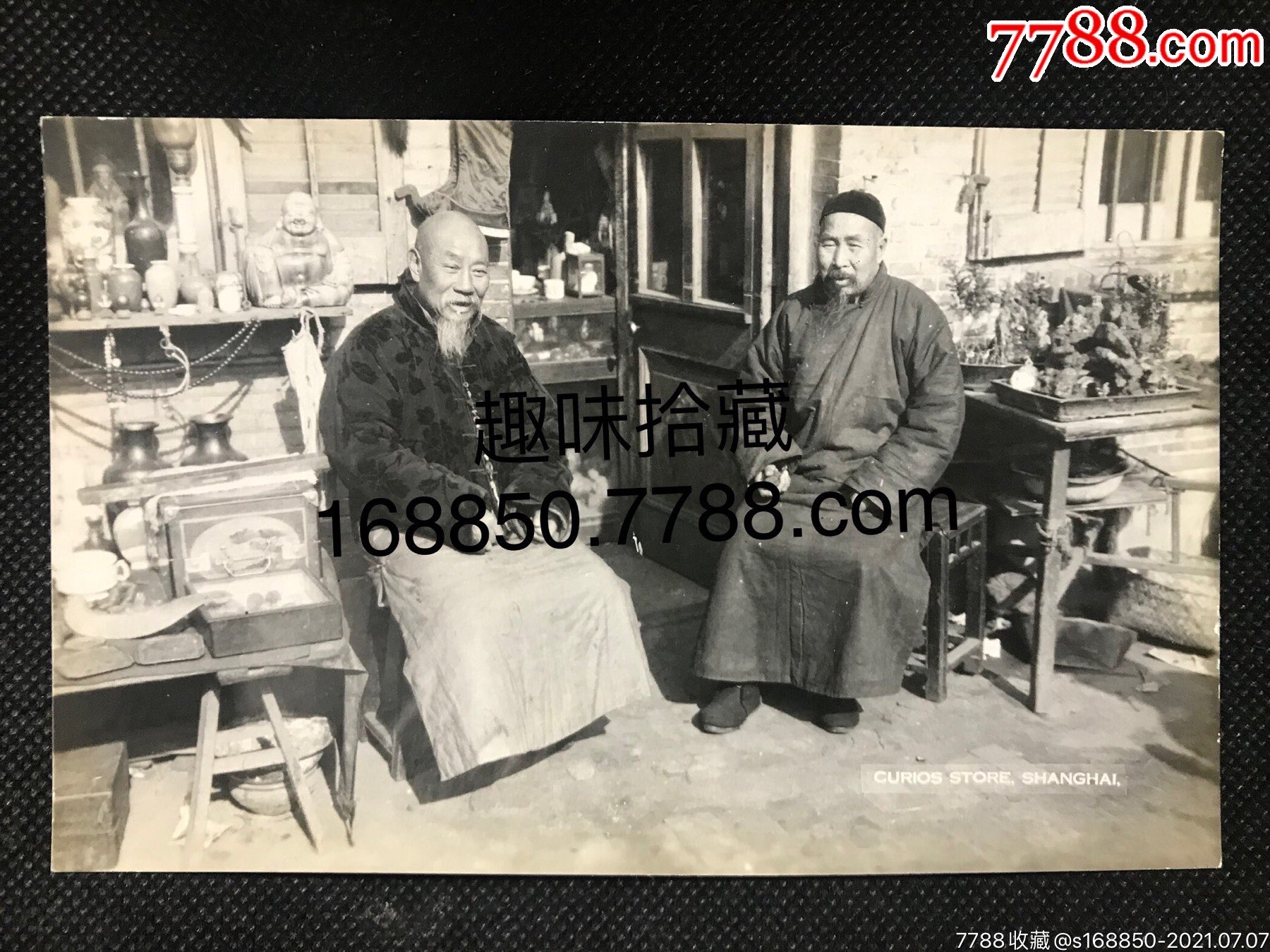 民国上海古玩店门口老者留影及古董杂件摆设场景