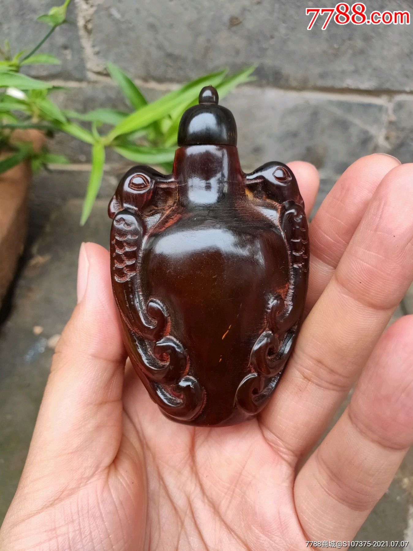 老牛角鼻烟壶巧雕完整