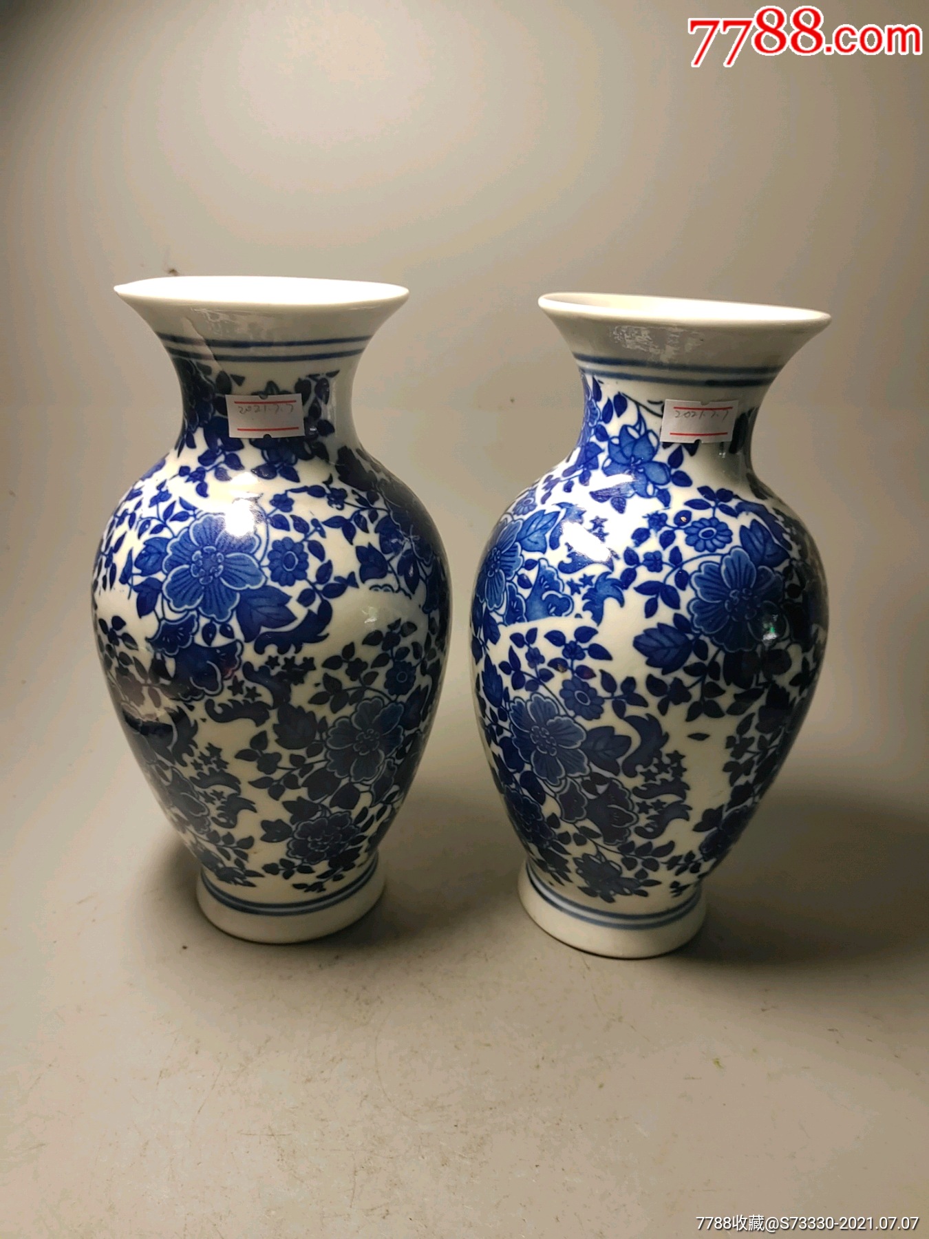 90年代左右青花缠枝纹花瓶一对