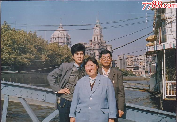 80年代家庭在上海外滩合影