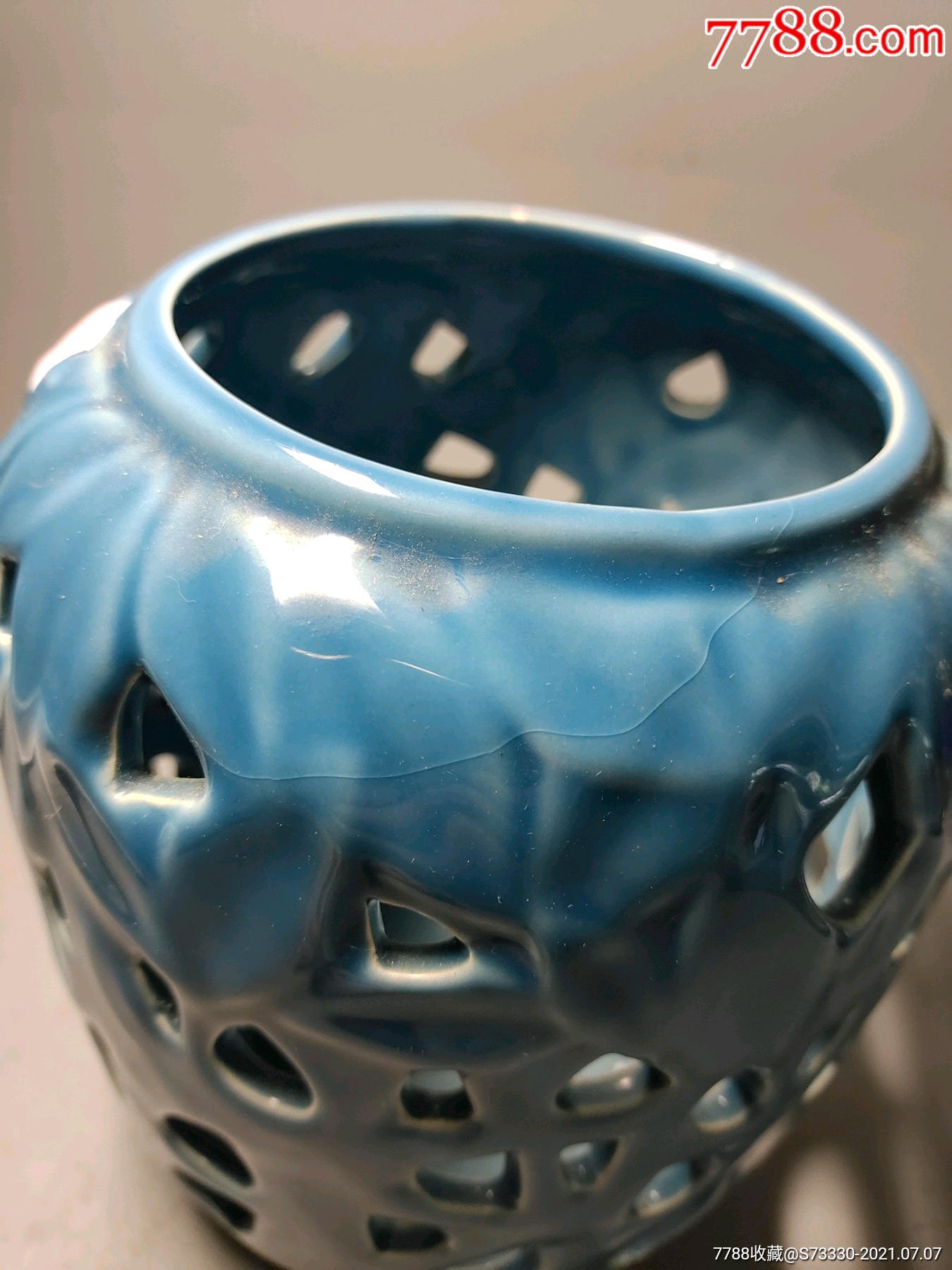 90年左右,蓝釉镂空花瓶摆件