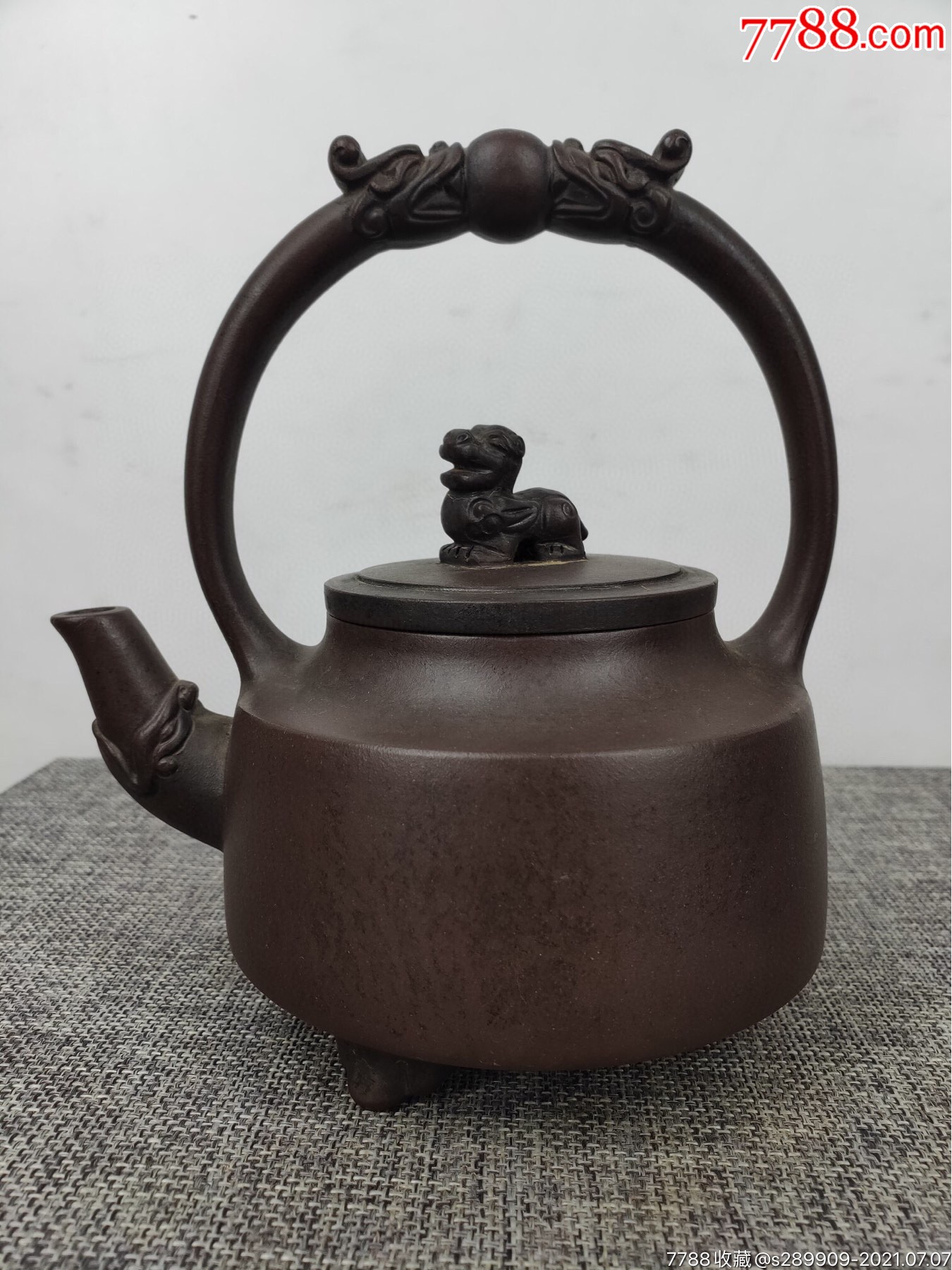 旧藏,一九八一年五月设计,【高海庚制】"提梁"老紫砂壶一把,出水流畅