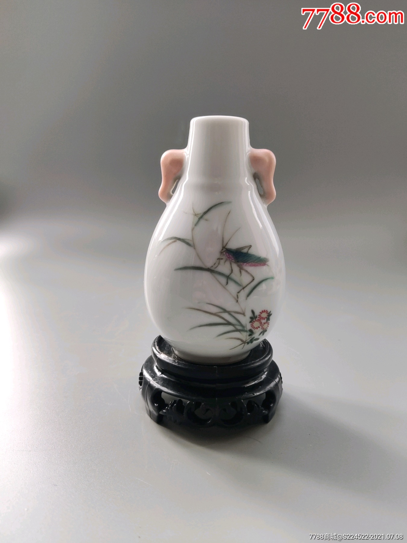 民国粉彩虫草纹象耳瓶