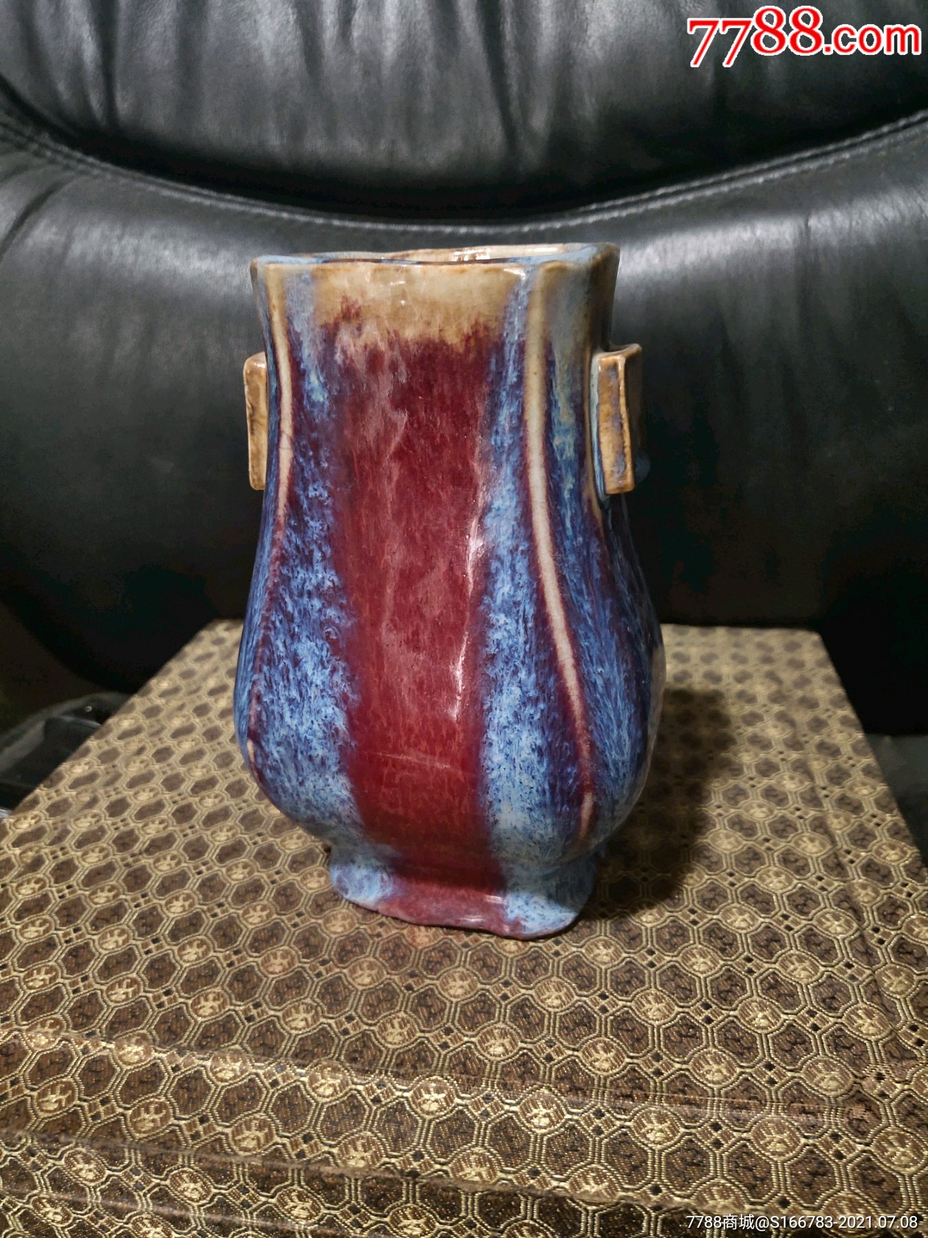 祭红釉窑变贯耳瓶