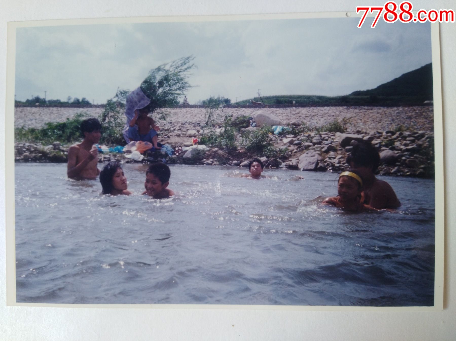 农村孩子游泳老照片图片