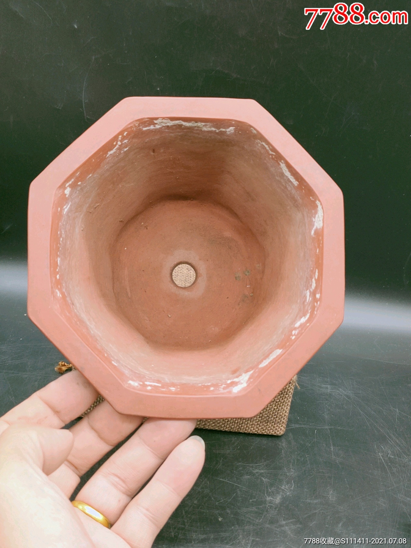 建国初期八角刻花吉语紫砂花盆