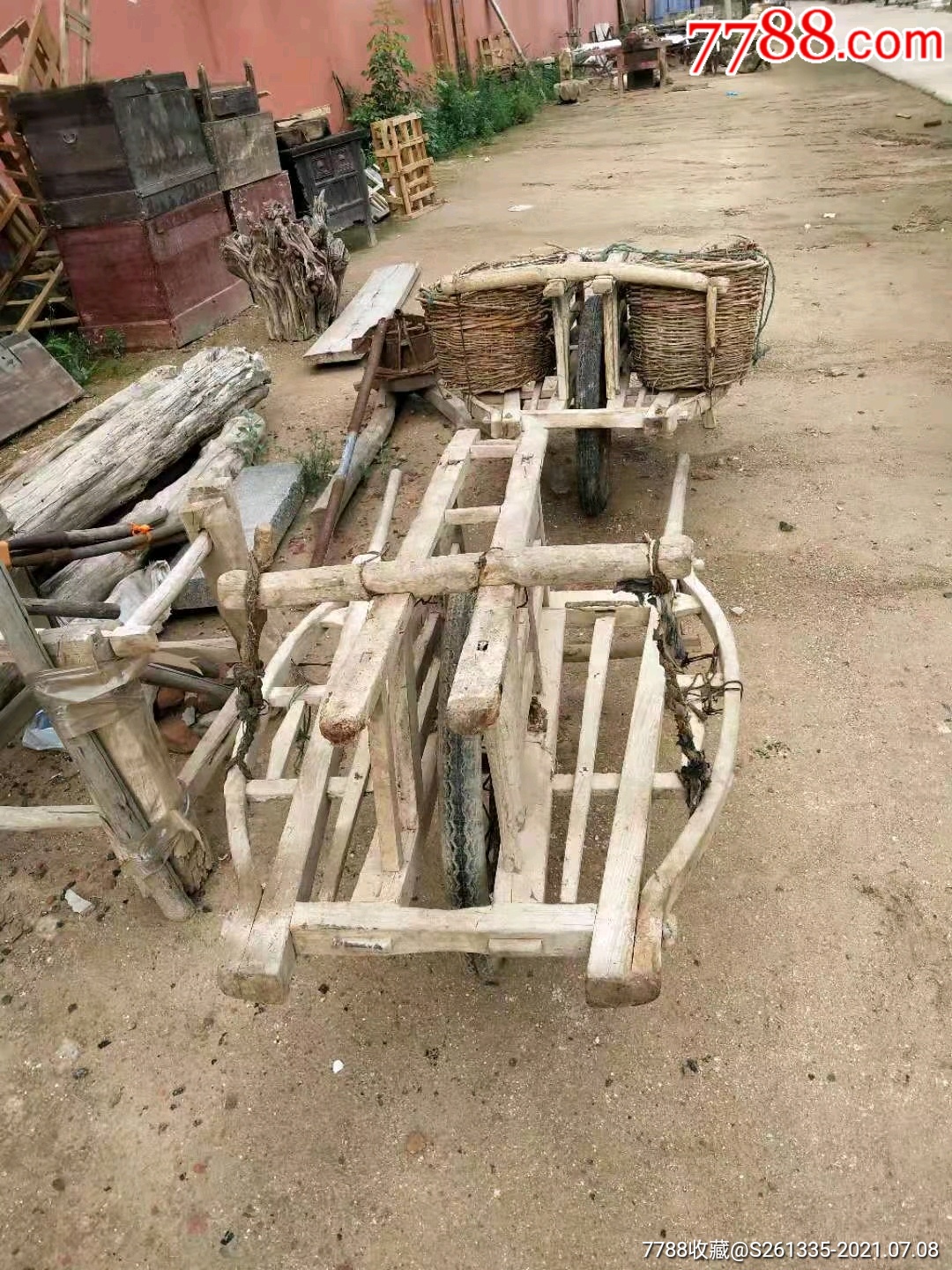 独轮车小推车推土挑河沟渠年代感十足