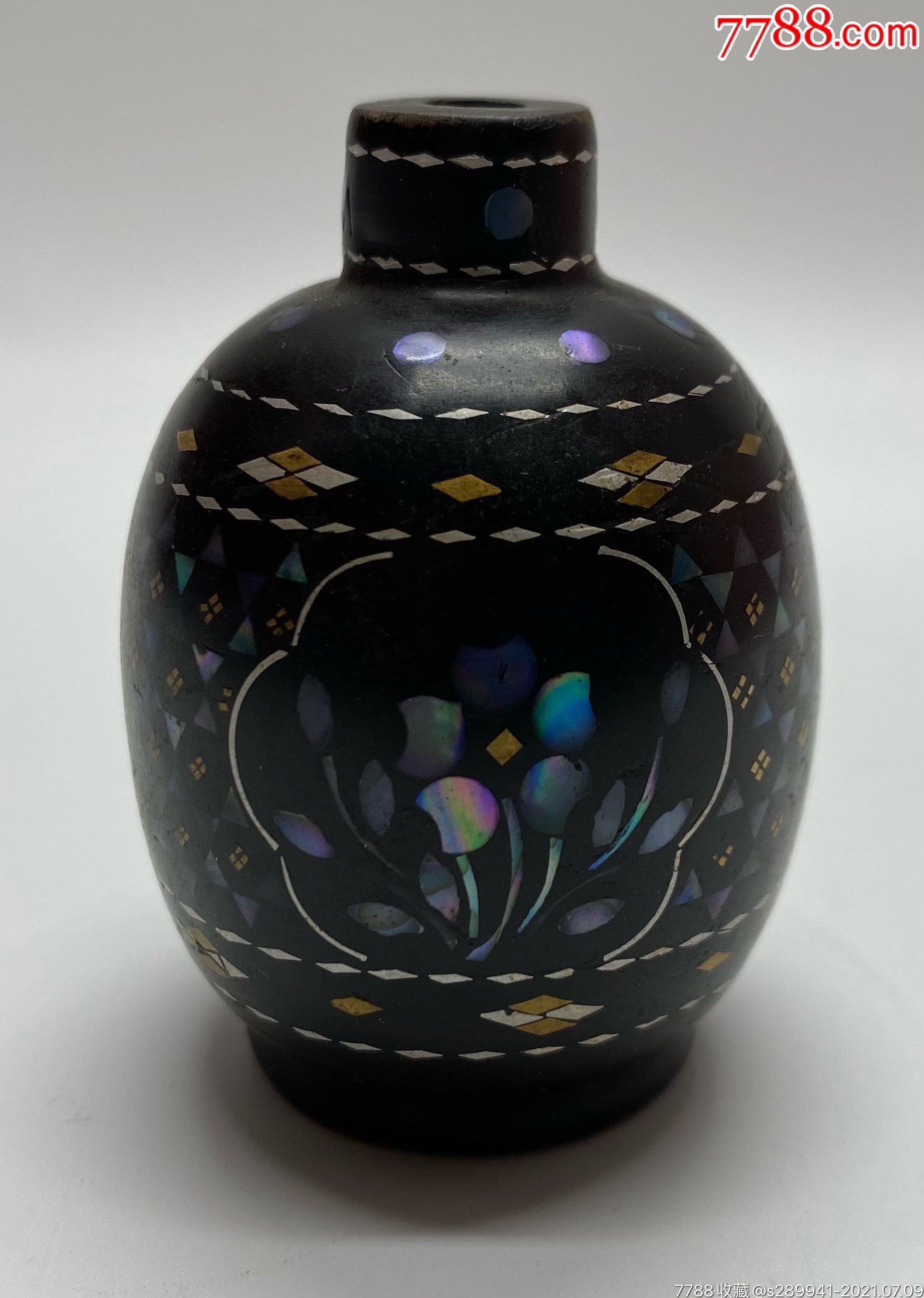 漆器镶嵌彩贝鼻烟壶