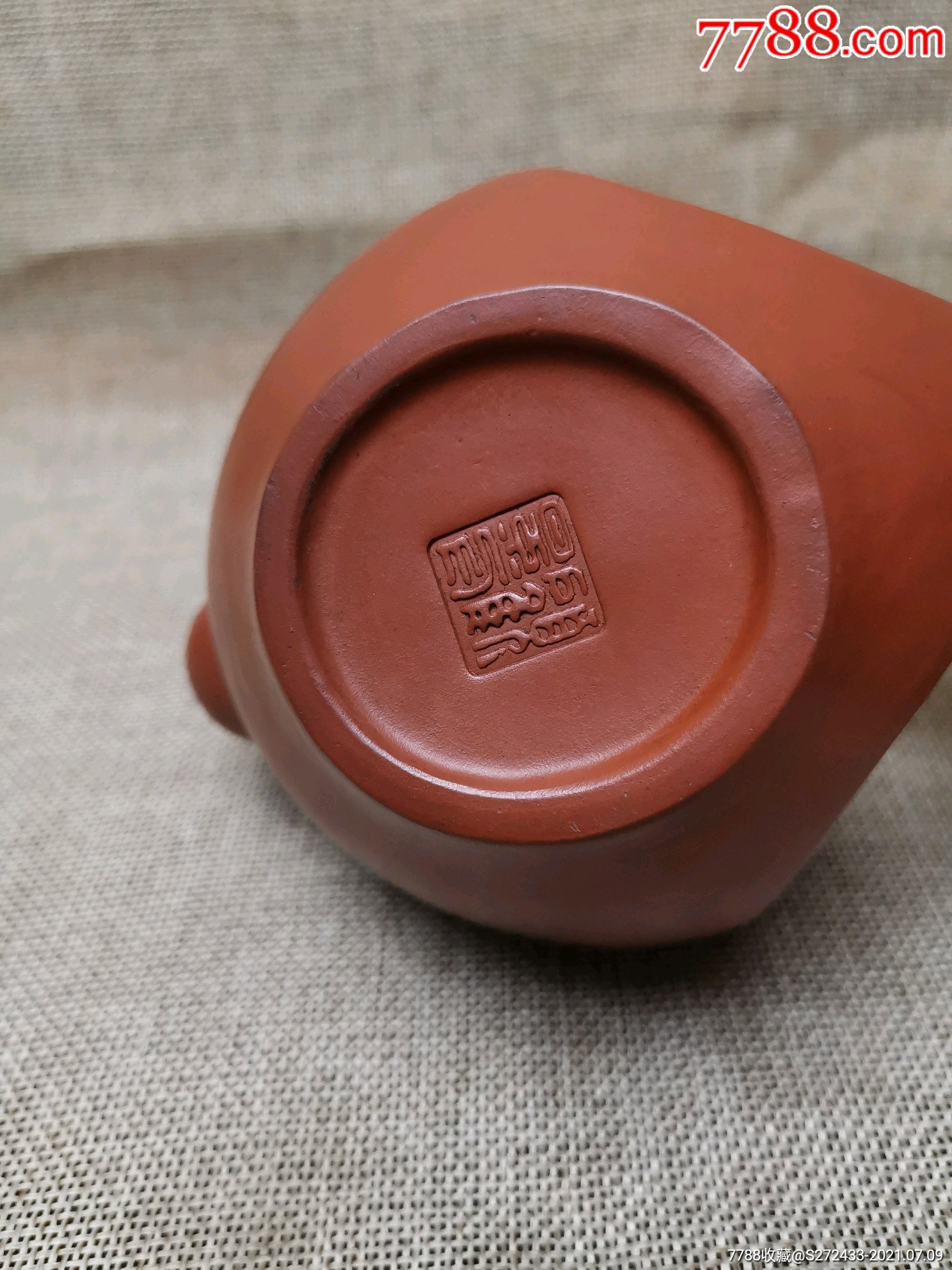 精品紫砂壶款识:顾景舟砂料:原矿朱泥砂料工艺:刻绘人物规格:高13厘米