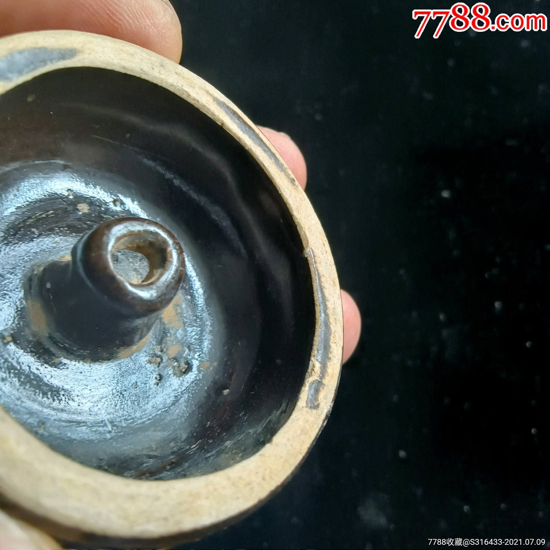 元代鼓钉纹酱釉油灯