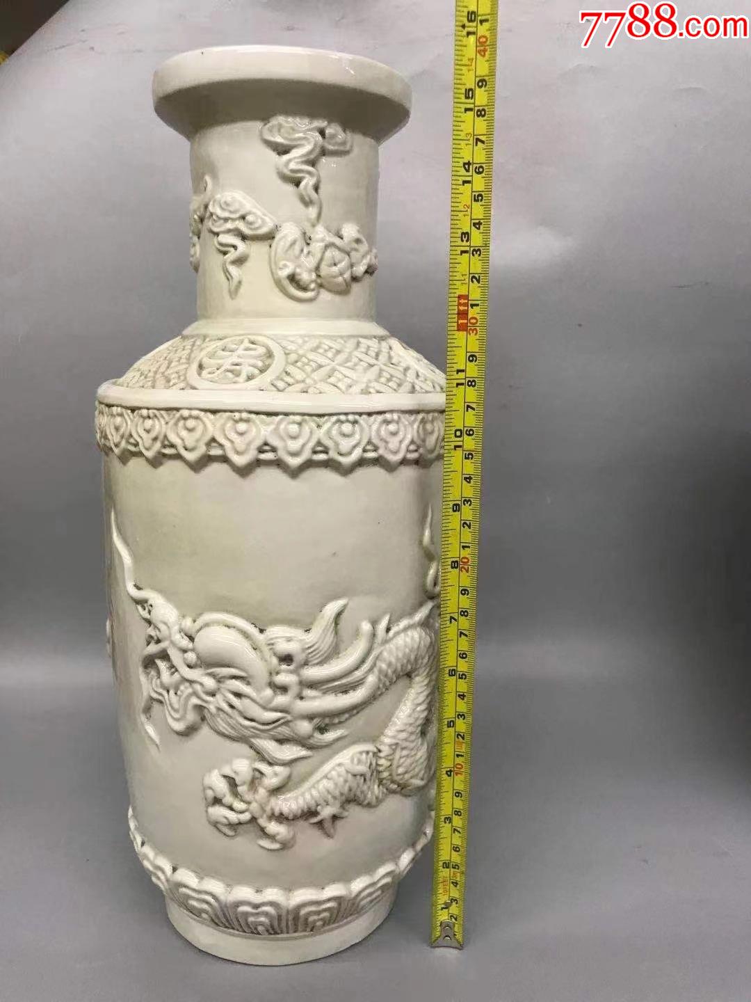 清晚期瓷雕名家王炳荣款白瓷浮雕云龙纹棒槌瓶