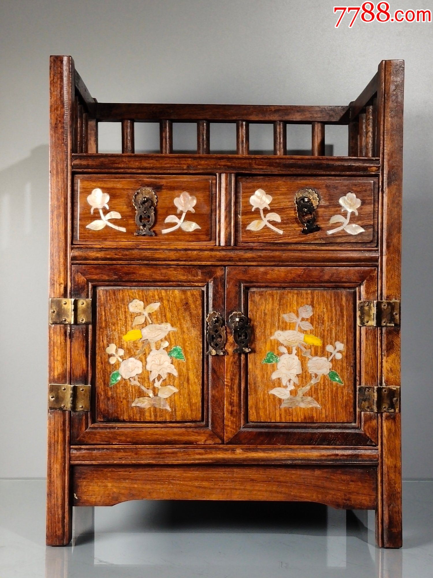 花梨木手工镶嵌贝壳花鸟图柜子摆件