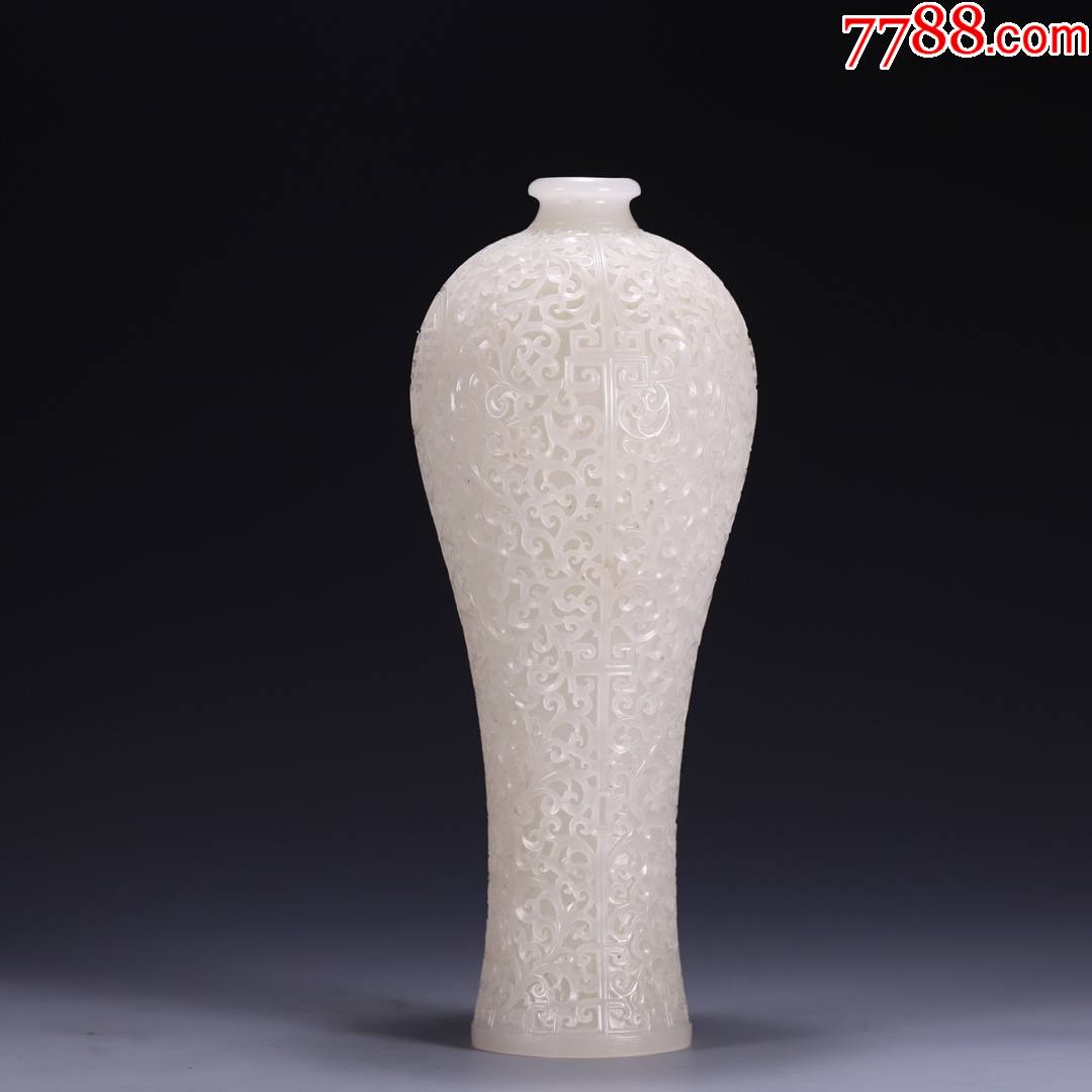 和田玉镂空缠枝纹梅瓶