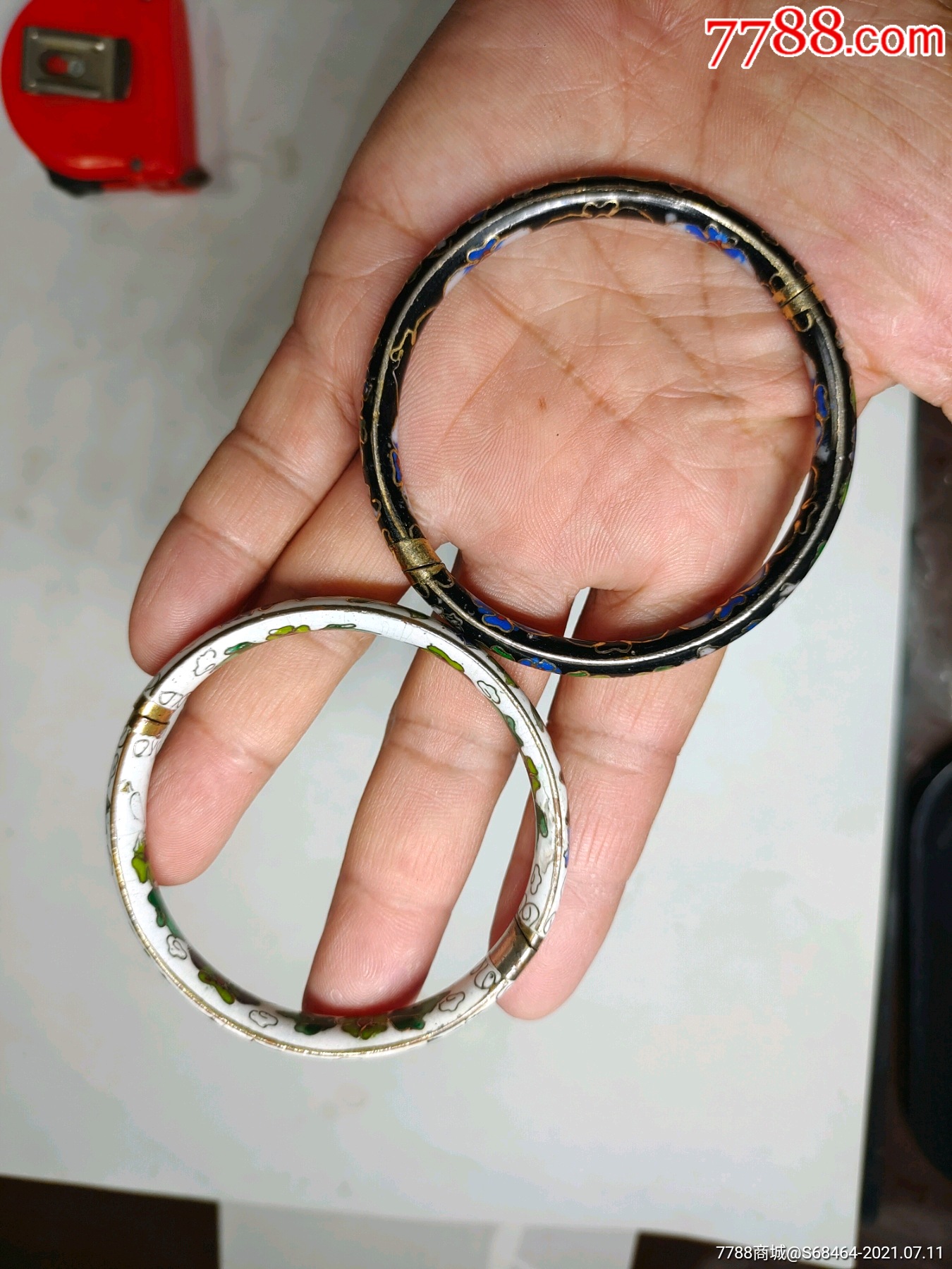 八十年代铜胎/金属胎掐丝珐琅彩/景泰蓝手镯两个,有卡扣合,品好如图