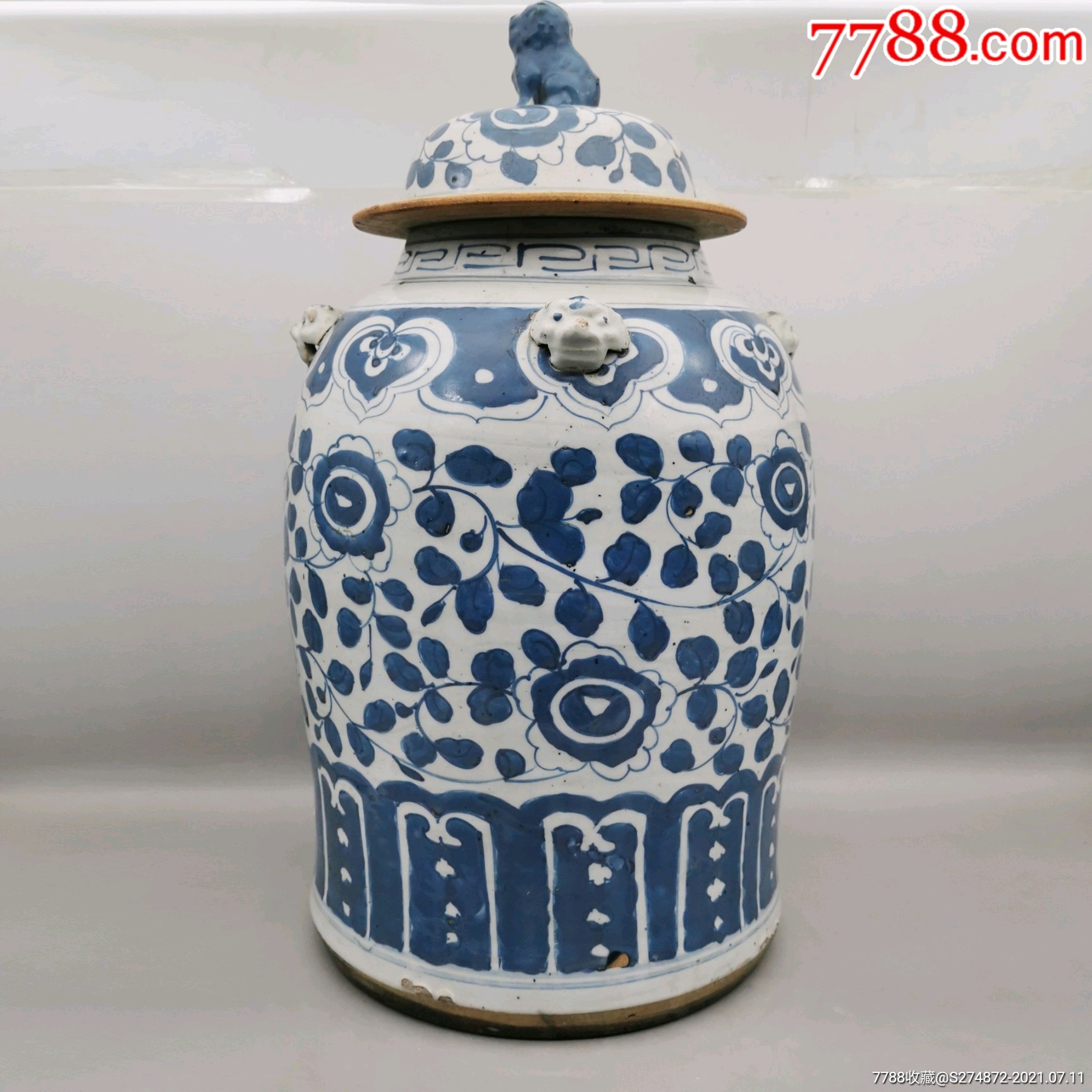 清代青花将军罐狮钮缠枝莲纹青花盖罐