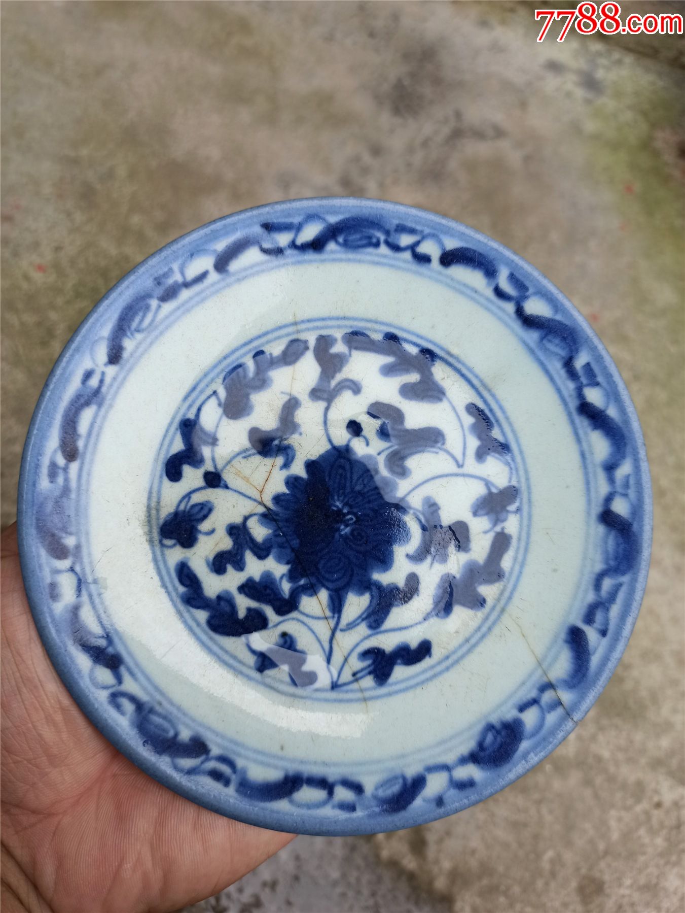 有冲线小磕的瓷器盘子,品相如图,请看好再拍