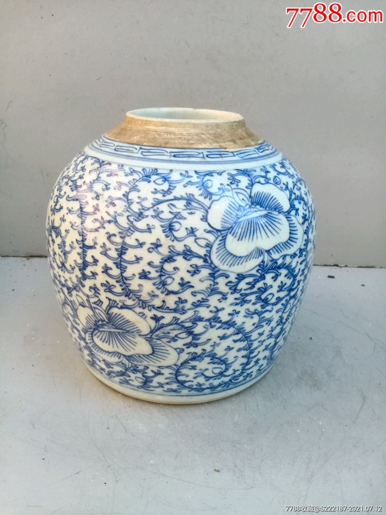 清代细路大叶缠枝莲纹罐